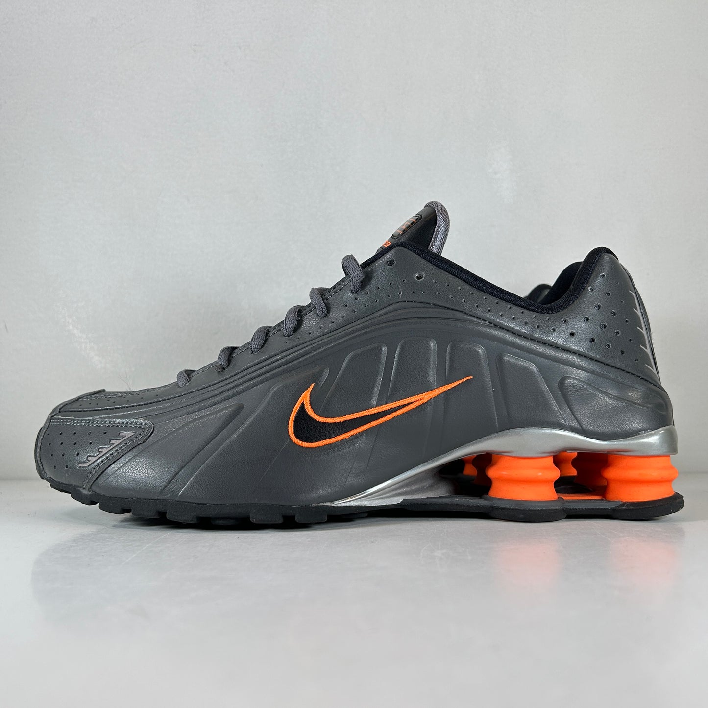 104265 904 Nike Shox R4 Dark Grey Total Orange [USED] - 10.5 M (Used) (Replace Box)