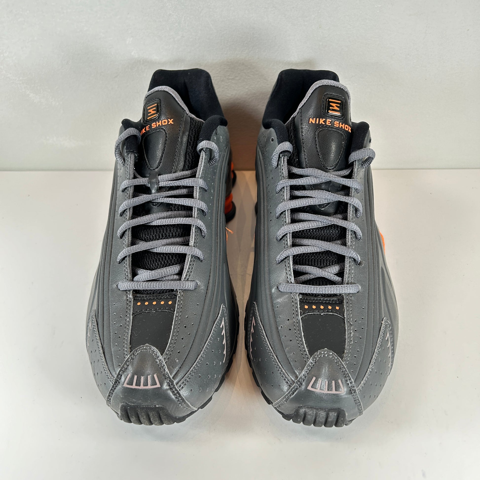 104265 904 Nike Shox R4 Dark Grey Total Orange [USED]