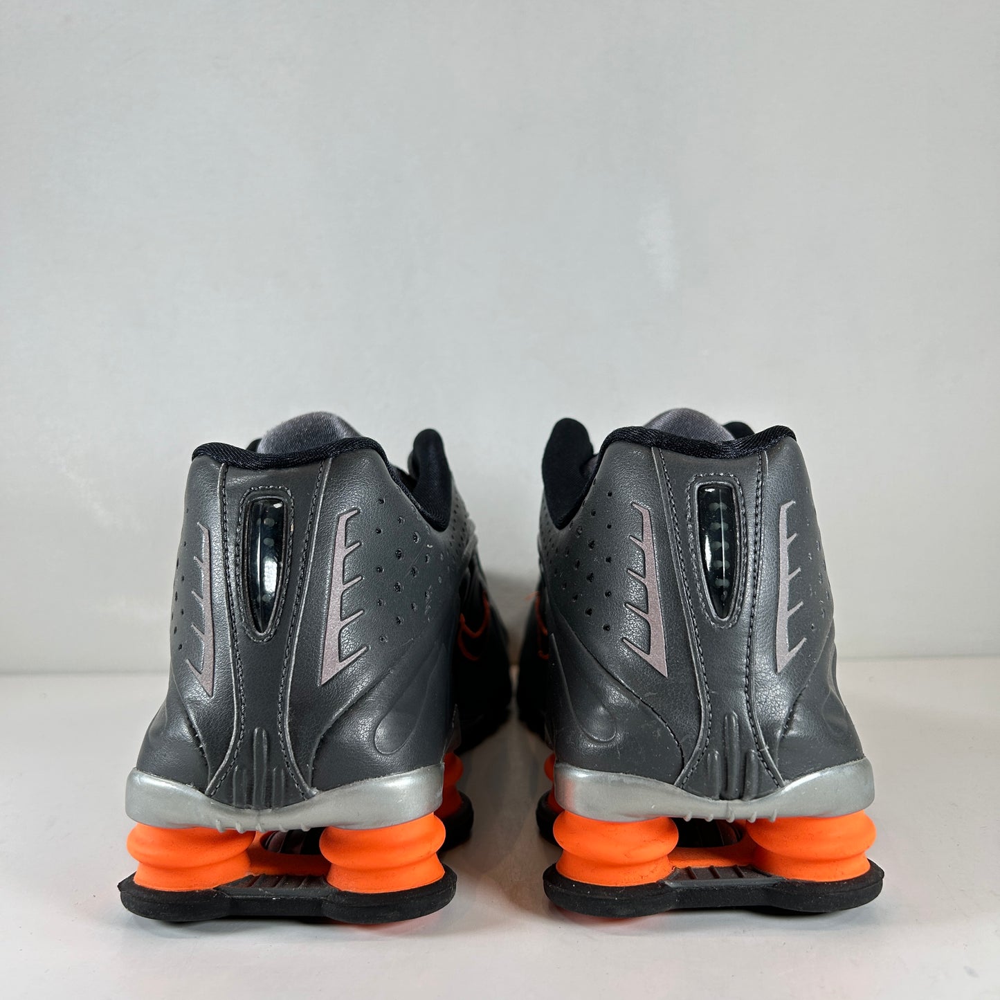 104265 904 Nike Shox R4 Dark Grey Total Orange [USED] - 10.5 M (Used) (Replace Box)