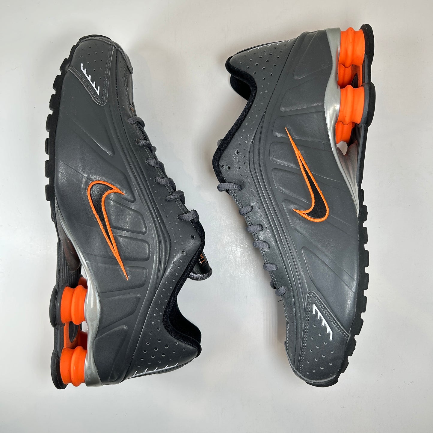 104265 904 Nike Shox R4 Dark Grey Total Orange [USED] - 10.5 M (Used) (Replace Box)