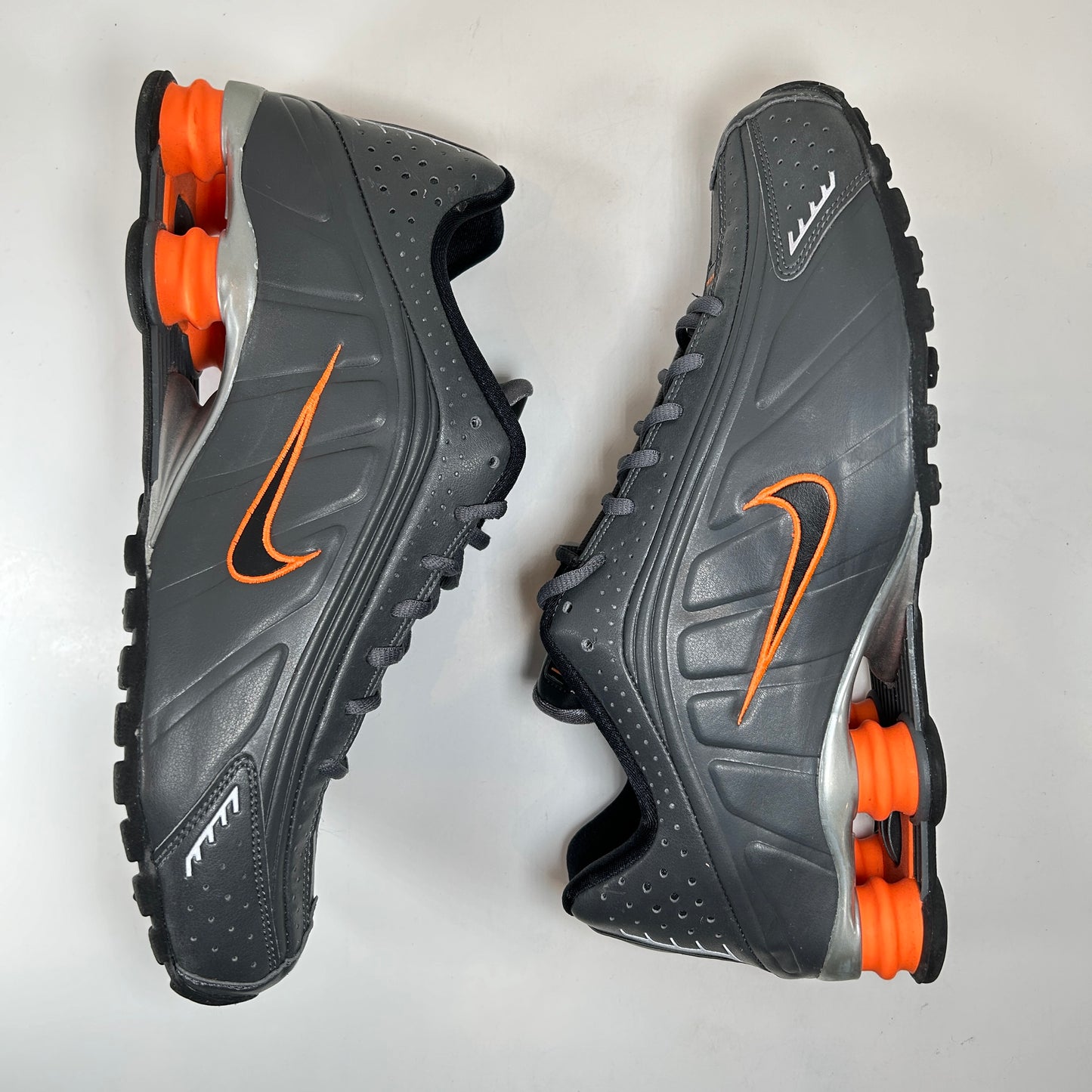 104265 904 Nike Shox R4 Dark Grey Total Orange [USED] - 10.5 M (Used) (Replace Box)
