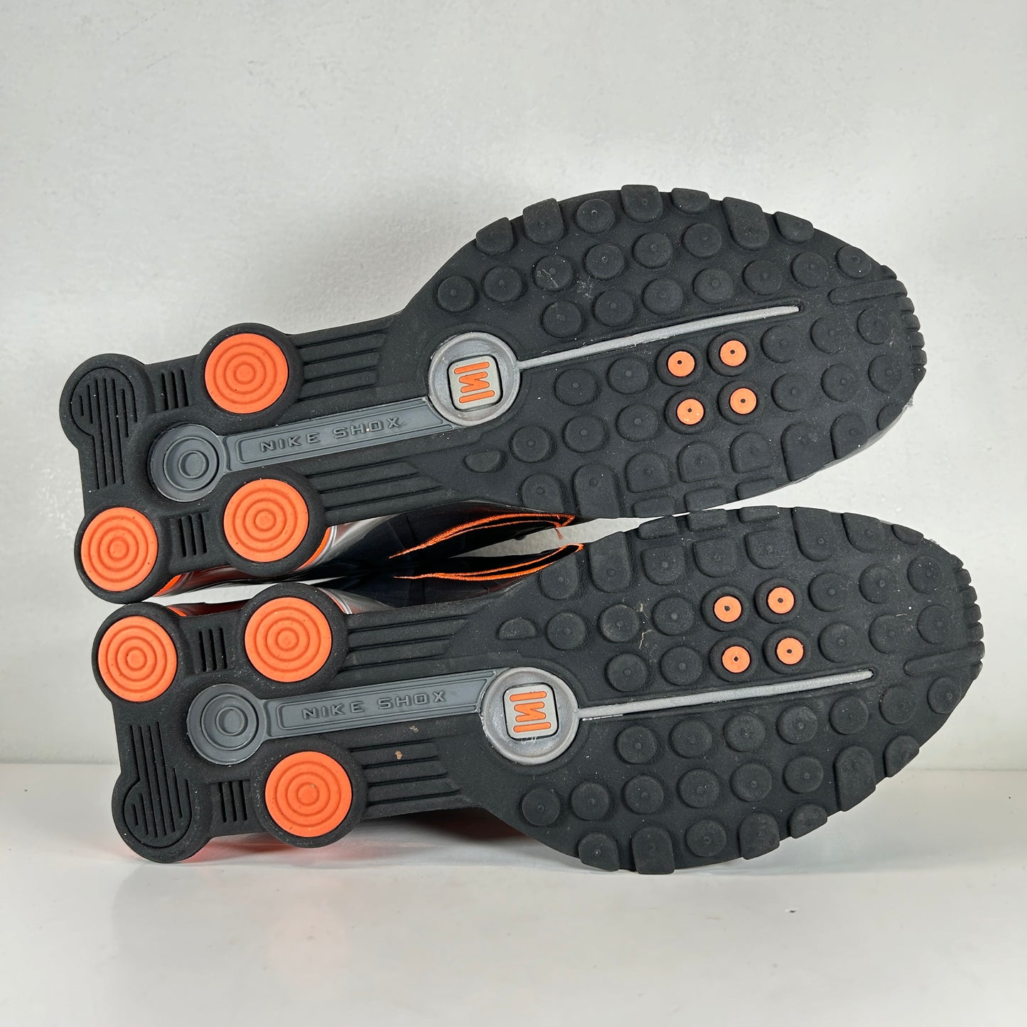 104265 904 Nike Shox R4 Dark Grey Total Orange [USED] - 10.5 M (Used) (Replace Box)