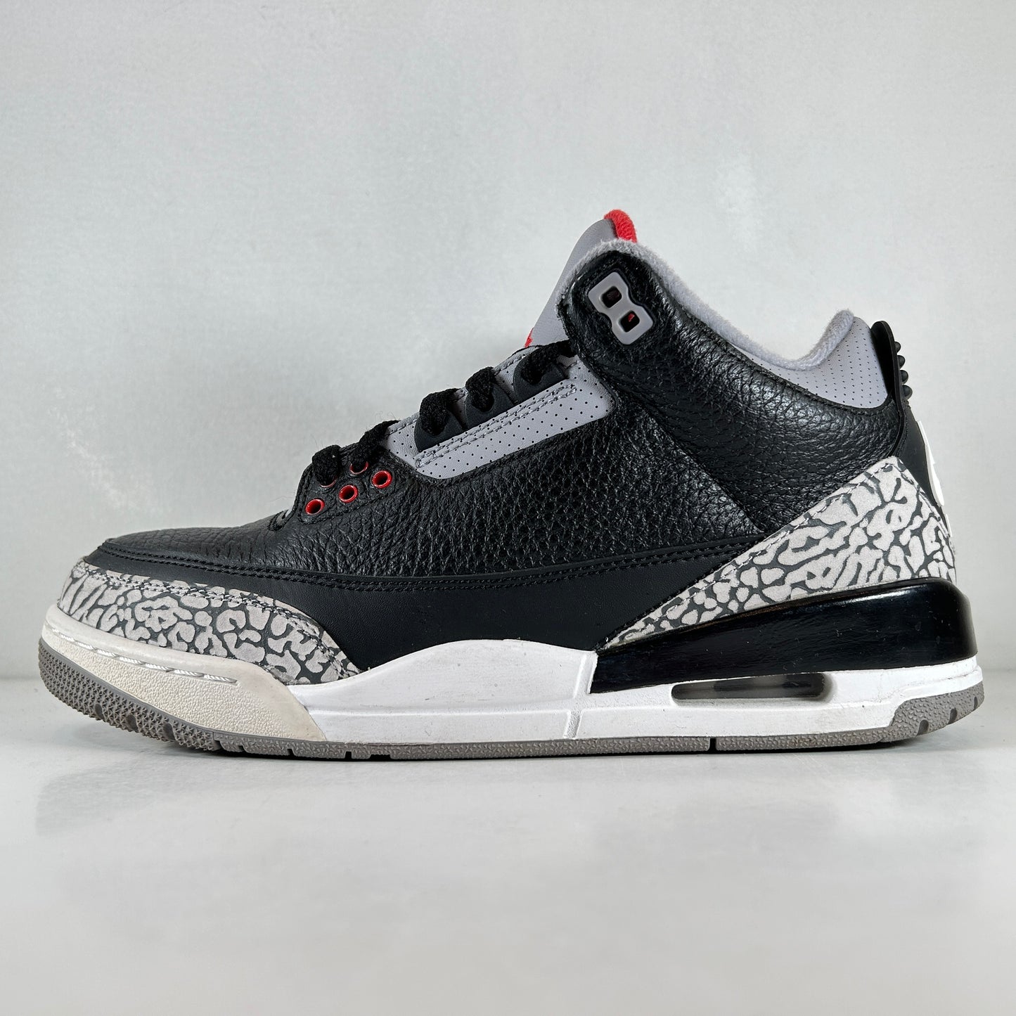 854262 001 Jordan 3 Black Cement 2018 [USED] - 8.5 M (Used)