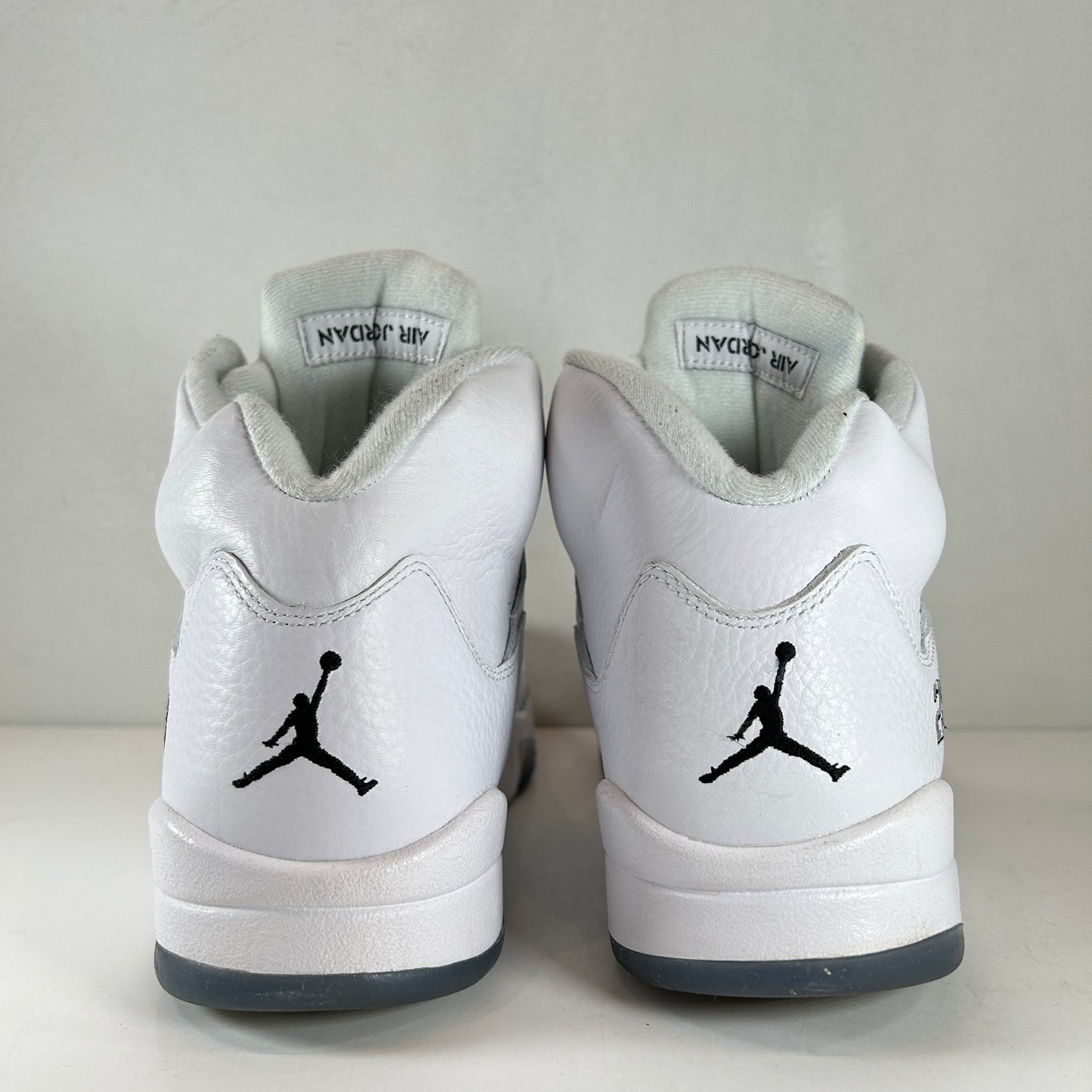 136027 130 Jordan 5 Retro Metálico Blanco (2015)