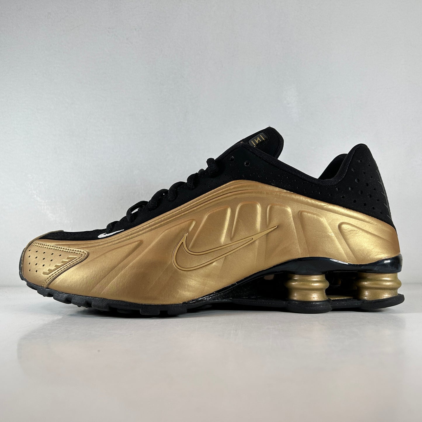 104265 700 Nike Shox R4 Metallic Gold Black [USED] - 10.5 M (Used)