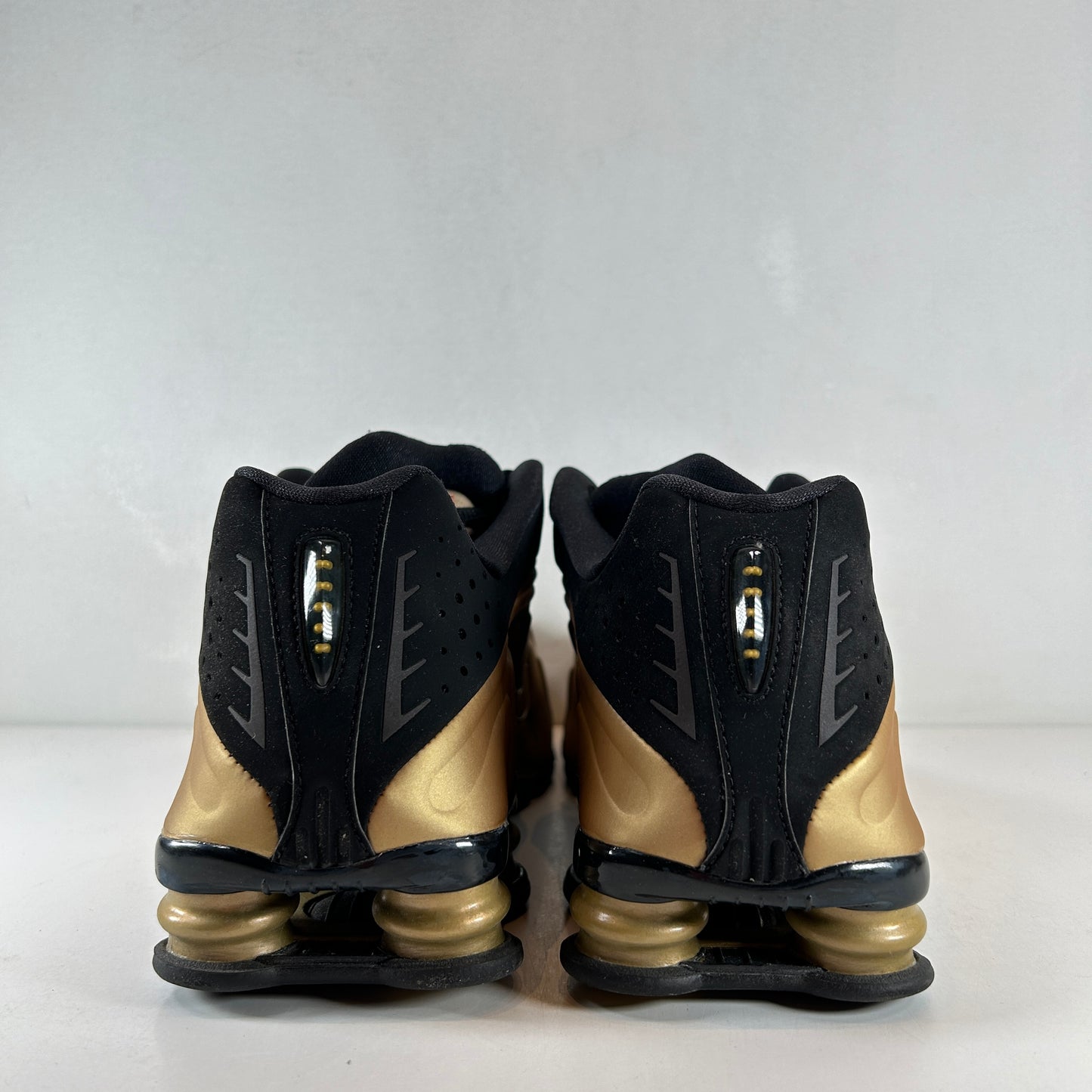 104265 700 Nike Shox R4 Metallic Gold Black [USED] - 10.5 M (Used)