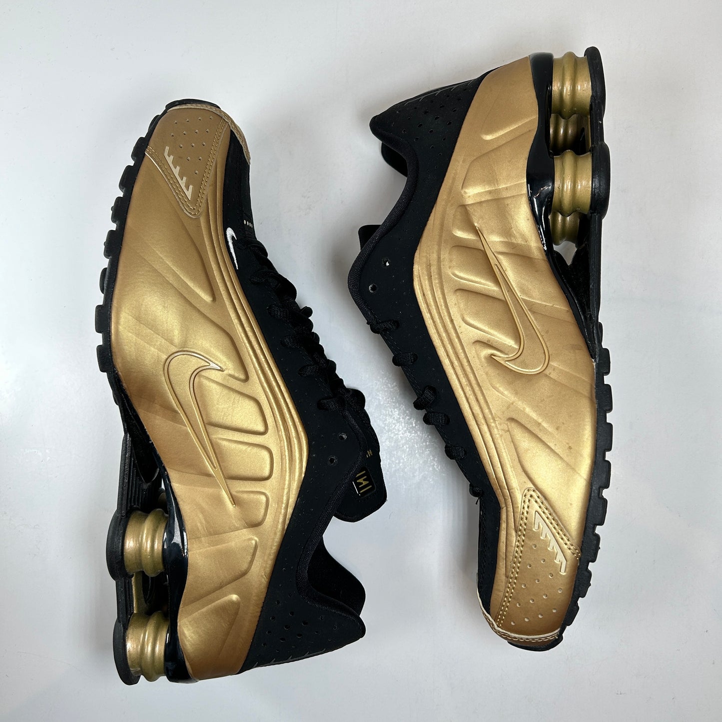 104265 700 Nike Shox R4 Metallic Gold Black [USED] - 10.5 M (Used)