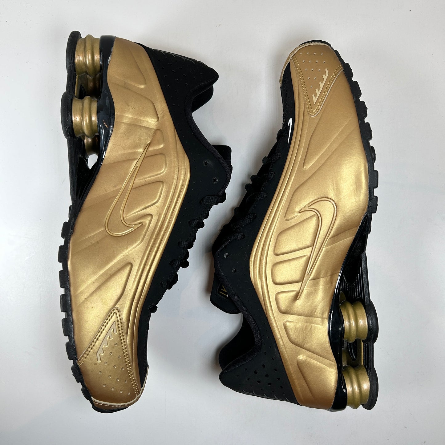 104265 700 Nike Shox R4 Metallic Gold Black [USED] - 10.5 M (Used)