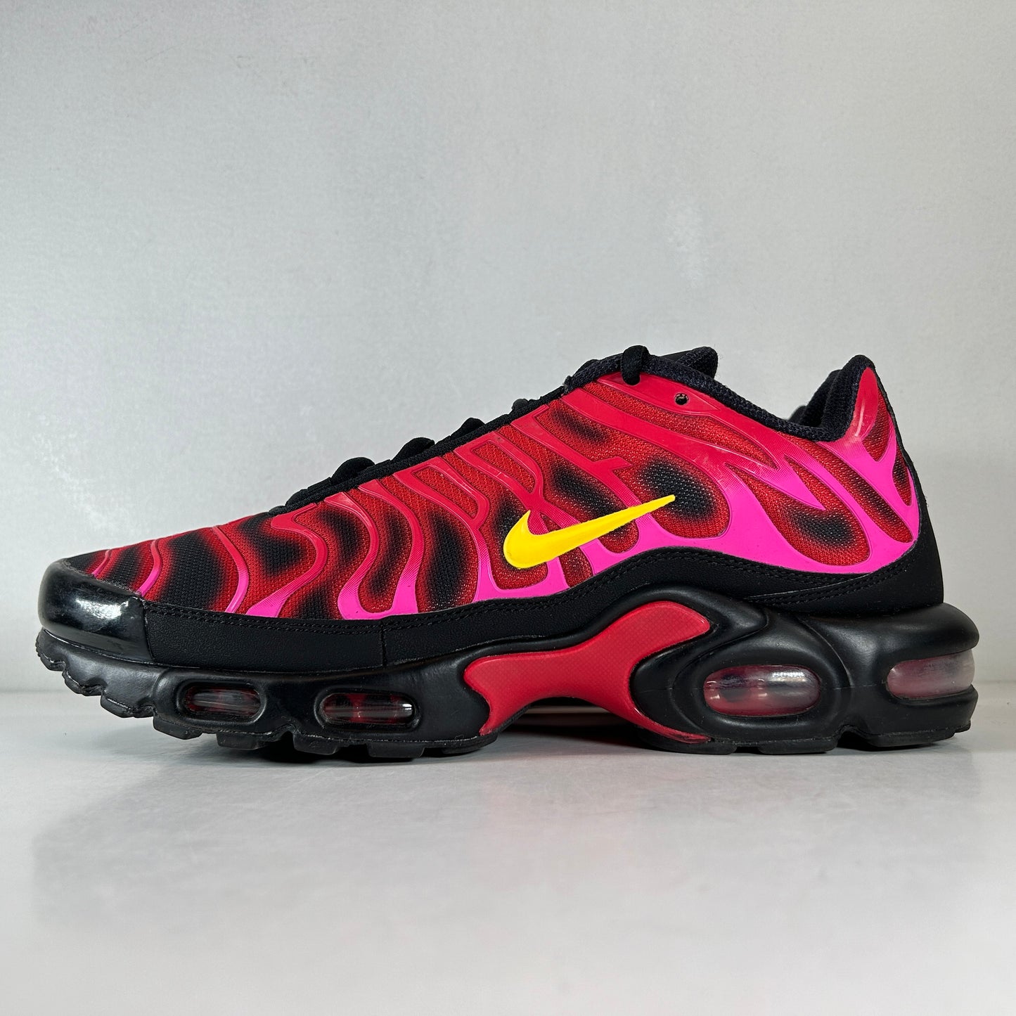 DA1472 600 Nike Air Max Plus Supreme Black [USED] - 11 M (Used)