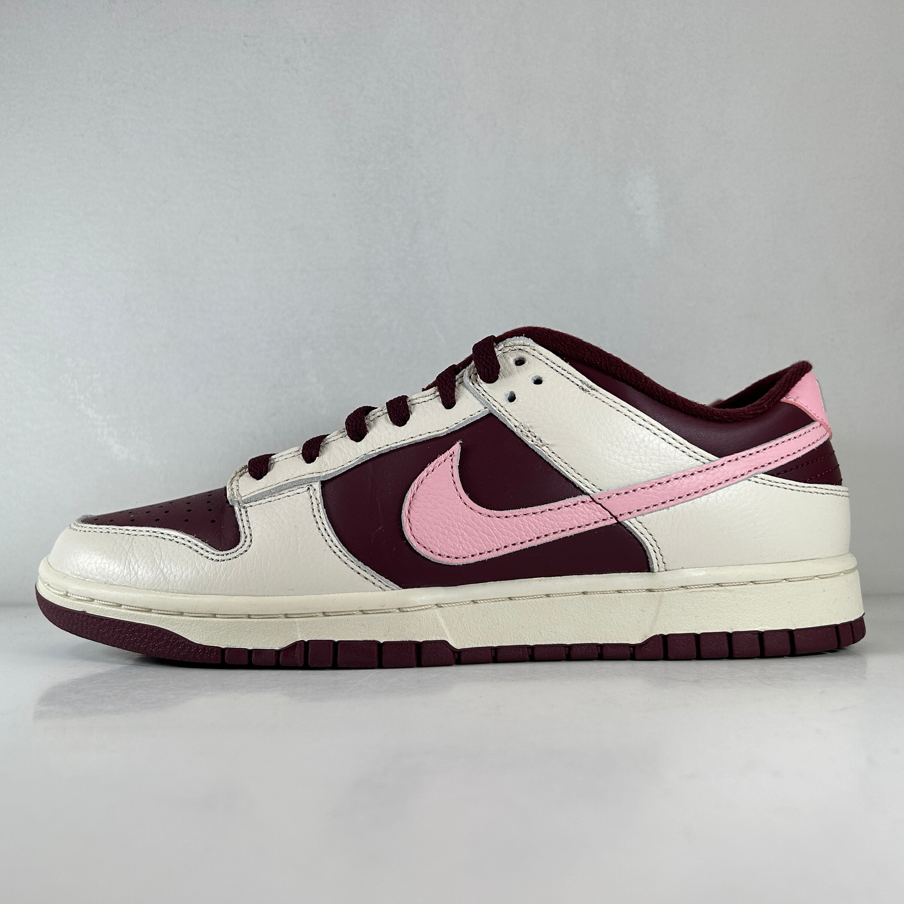 DR9705 100 Nike Dunk Low Retro PRM Valentine's Day (2023) [USED] - 10.5 M  (Used)