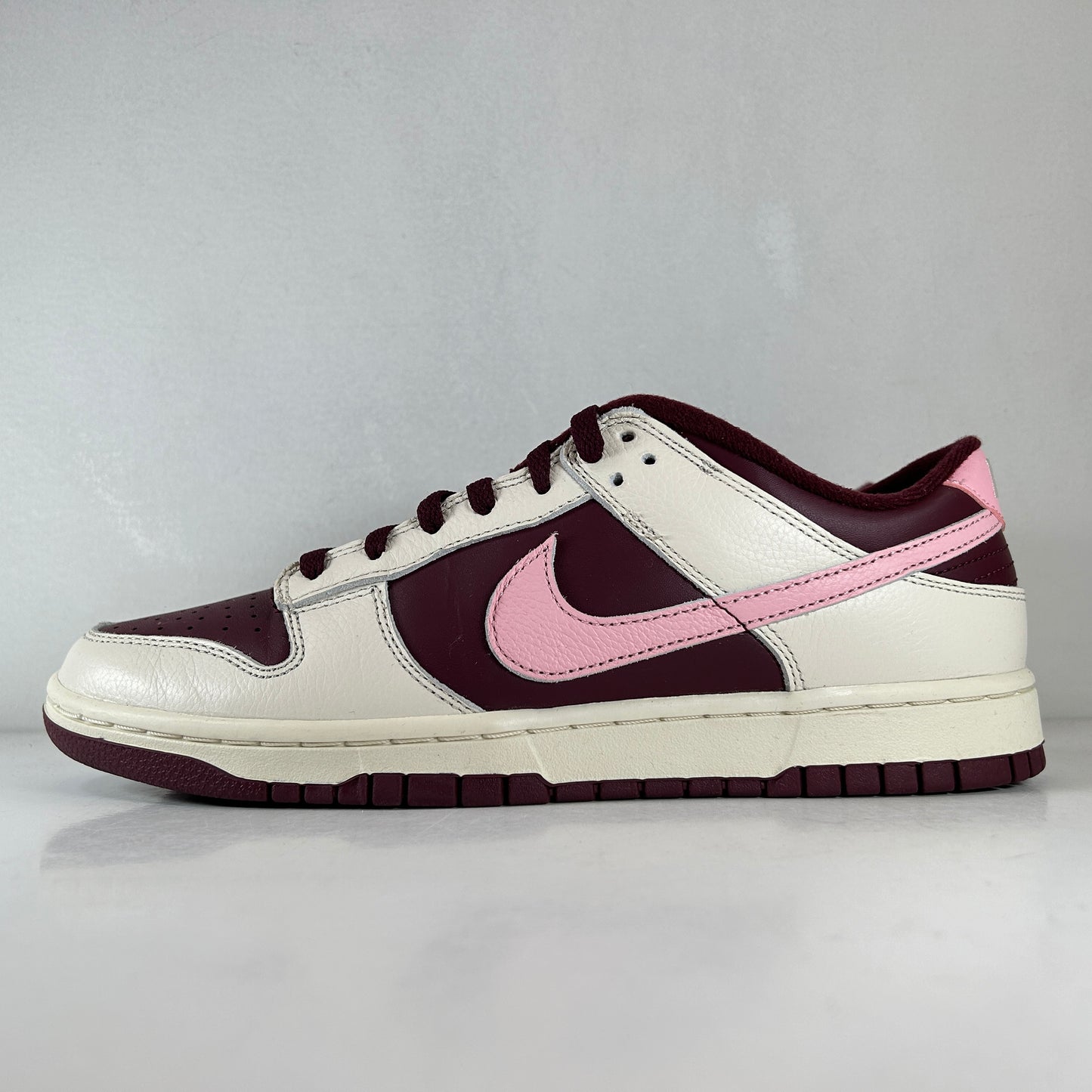 DR9705 100 Nike Dunk Low Retro PRM Valentine's Day (2023) [USED] - 10.5 M (Used)