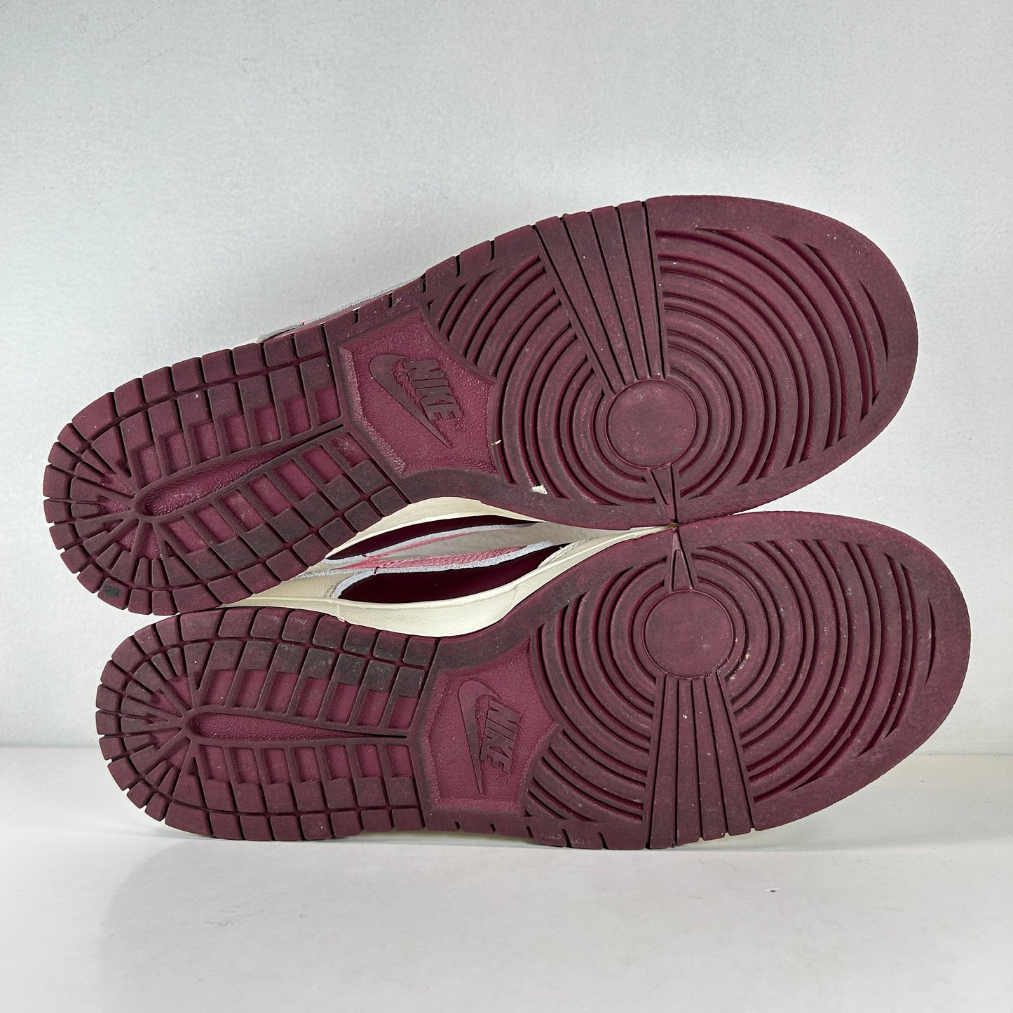 DR9705 100 Nike Dunk Low Retro PRM Valentine's Day (2023) [USED] - 10.5 M (Used)