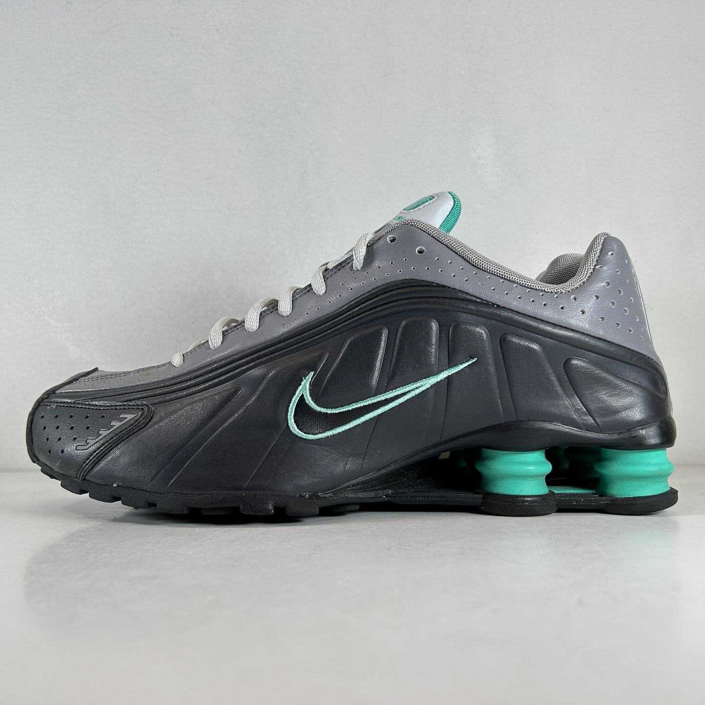 104265 903 Shox R4 'Dark Charcoal' [USED] - 10 M (Used) (Replace Box)