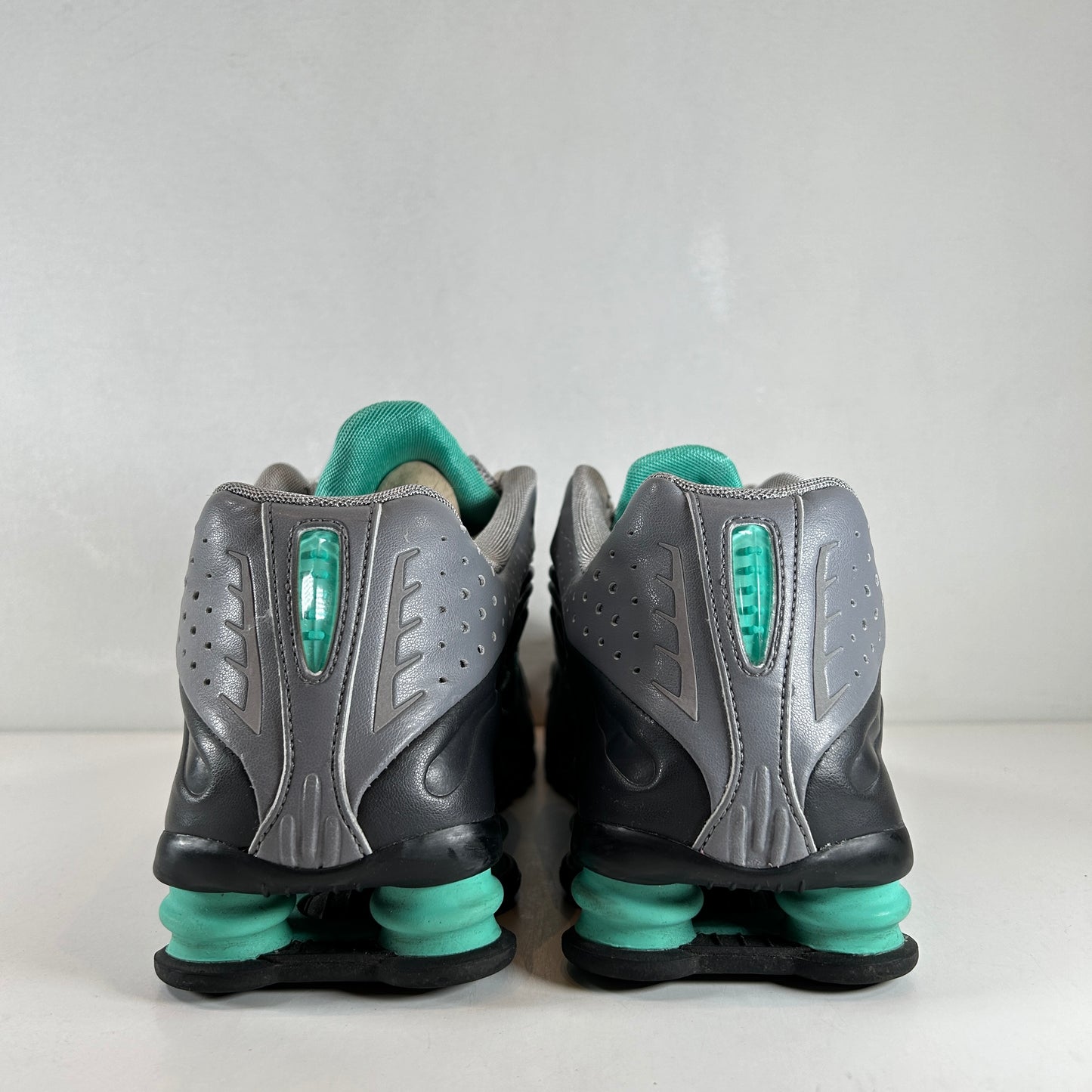104265 903 Shox R4 'Dark Charcoal' [USED] - 10 M (Used) (Replace Box)