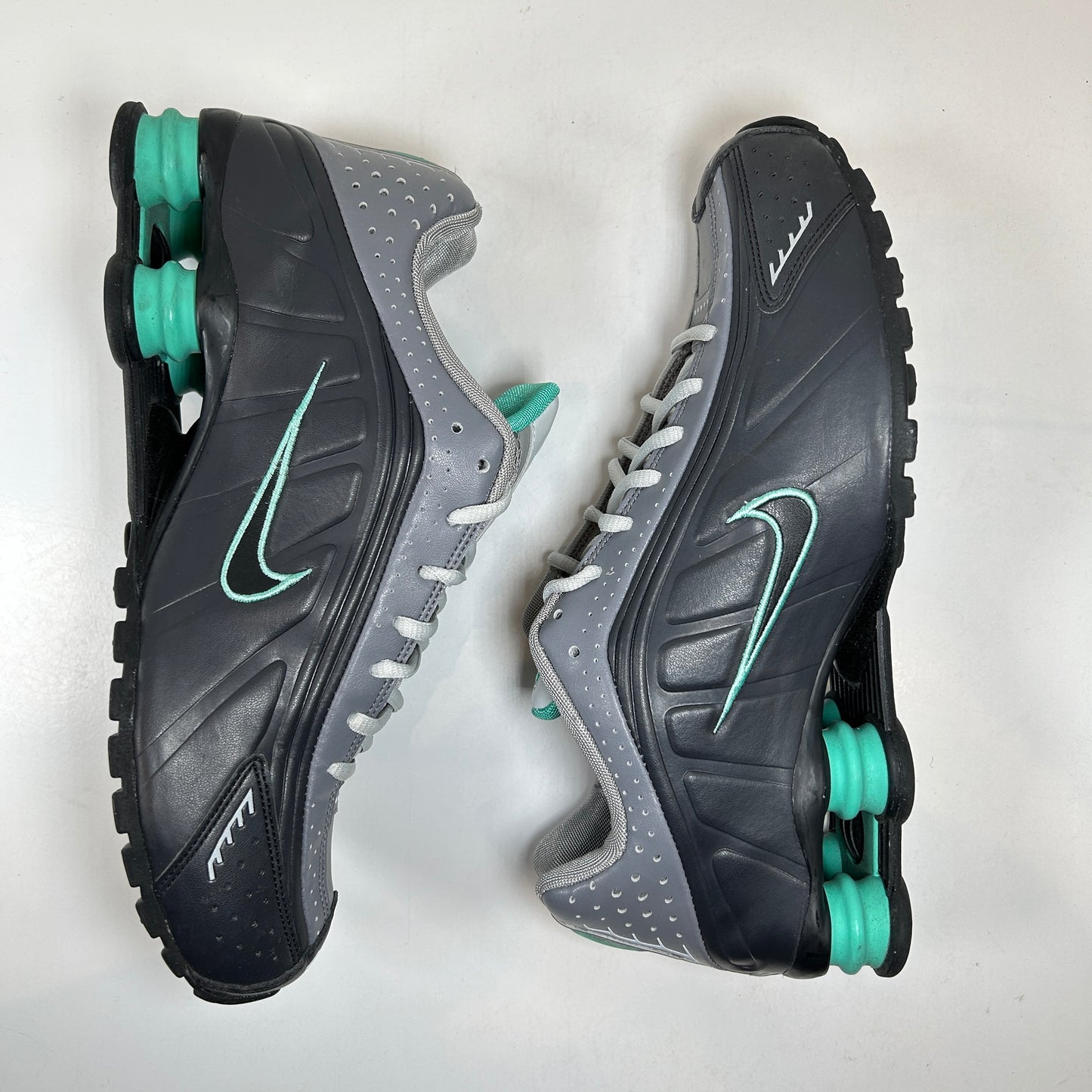 104265 903 Shox R4 'Dark Charcoal' [USED] - 10 M (Used) (Replace Box)