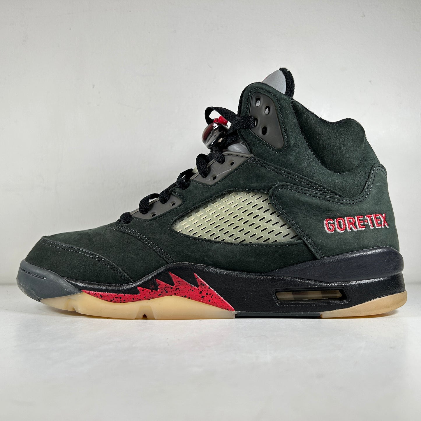 DR0092 001 Jordan 5 Retro Gore-Tex Off Noir (Women's) [USED] - 12 W (Used)