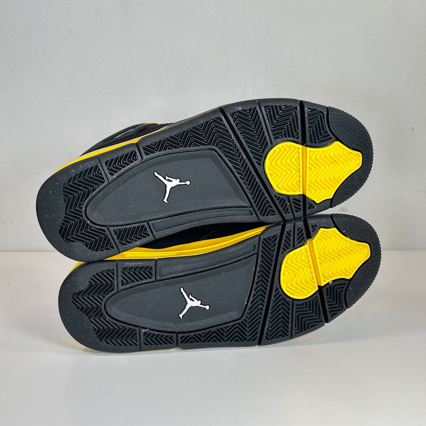 DH6927 017 Jordan 4 Retro Thunder [USED] - 9.5 M (VNDS)