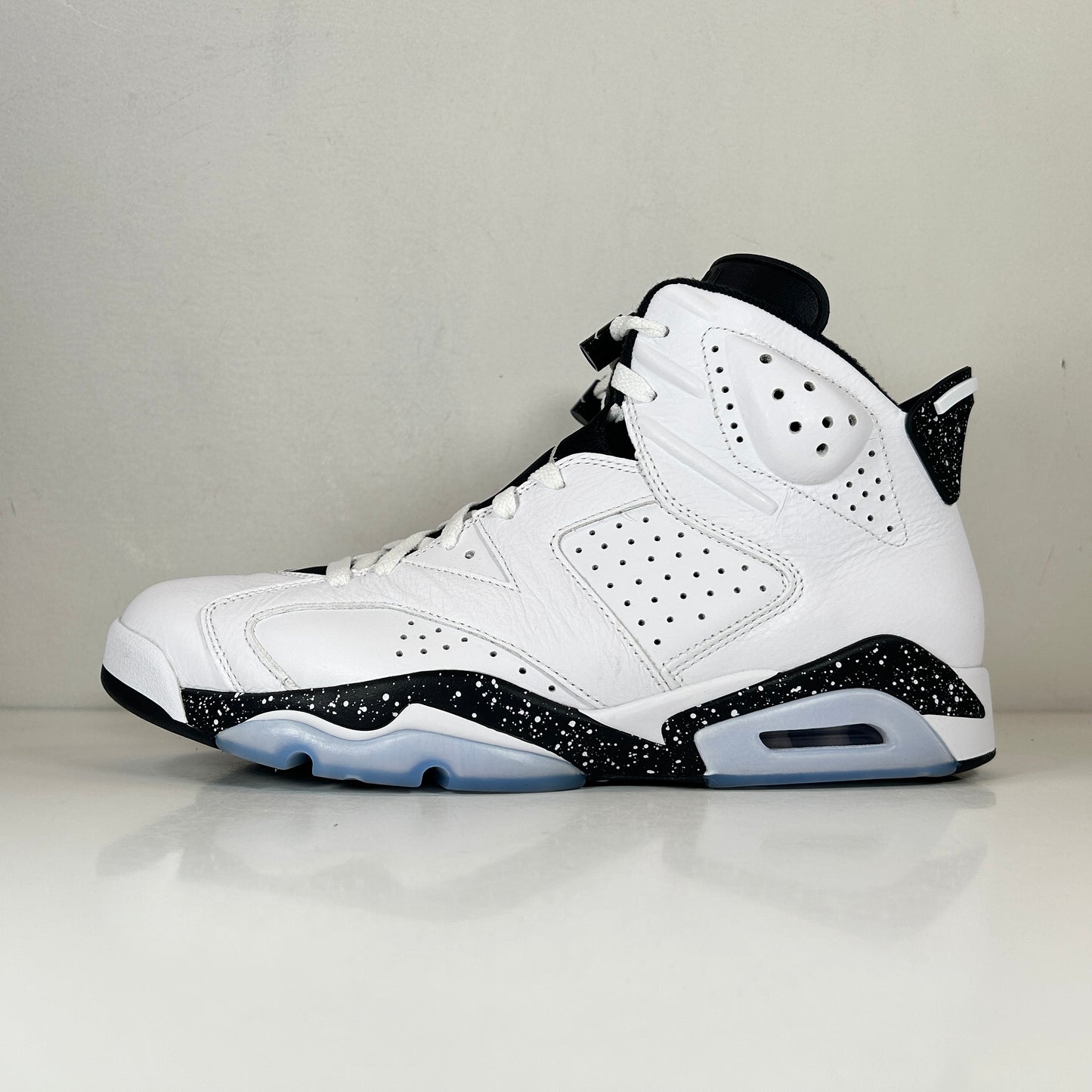 CT8529 112 Jordan 6 Retro Reverse Oreo [USED] - 11.5 M (Used)