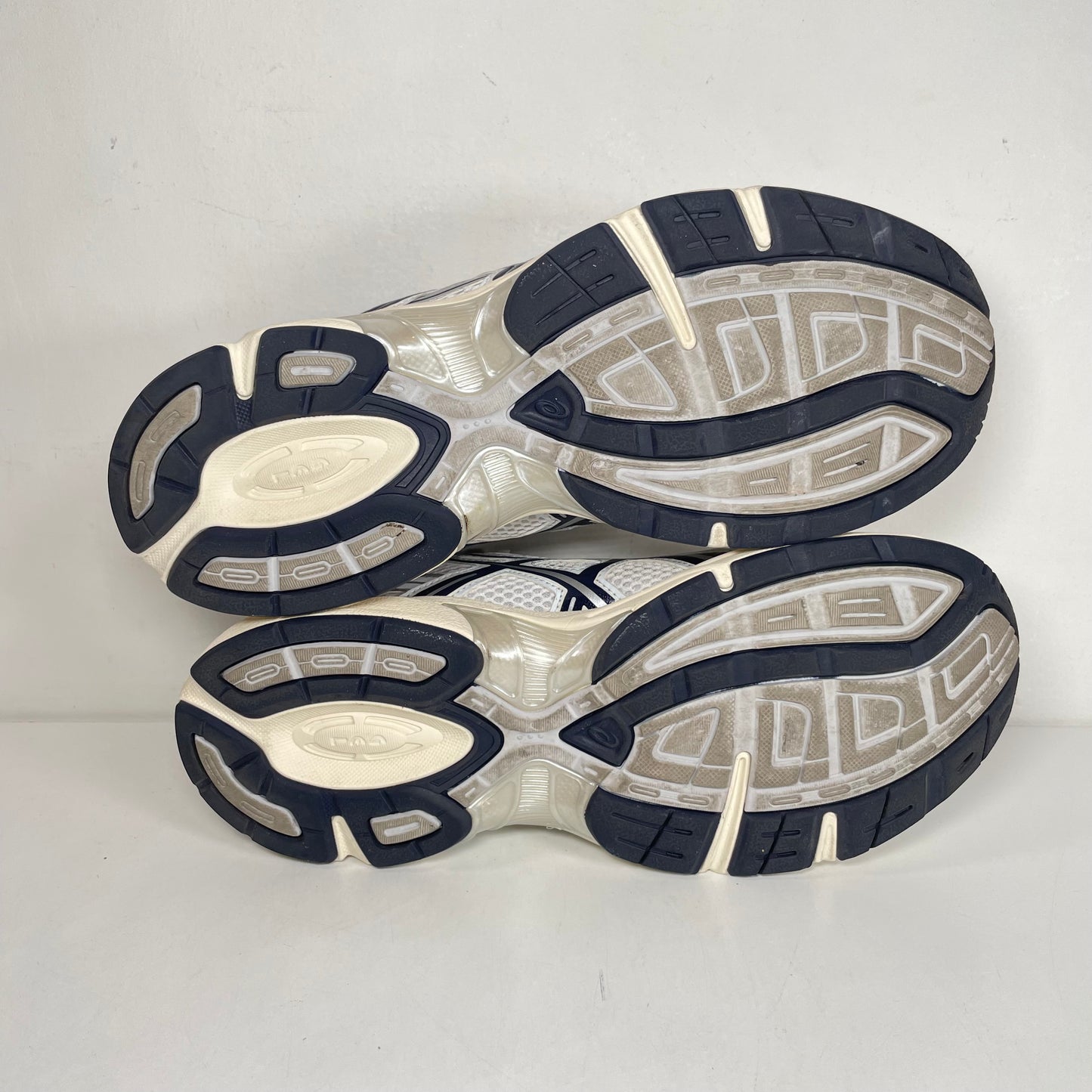 1202A164 110 ASICS Gel-1130 Blanco Medianoche (Mujeres)