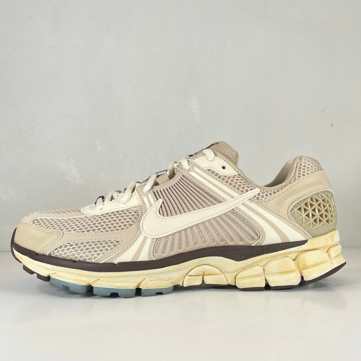 FB8825 111 Nike Zoom Vomero 5 Oatmeal (W) [USED] - 11.5 W (Used)