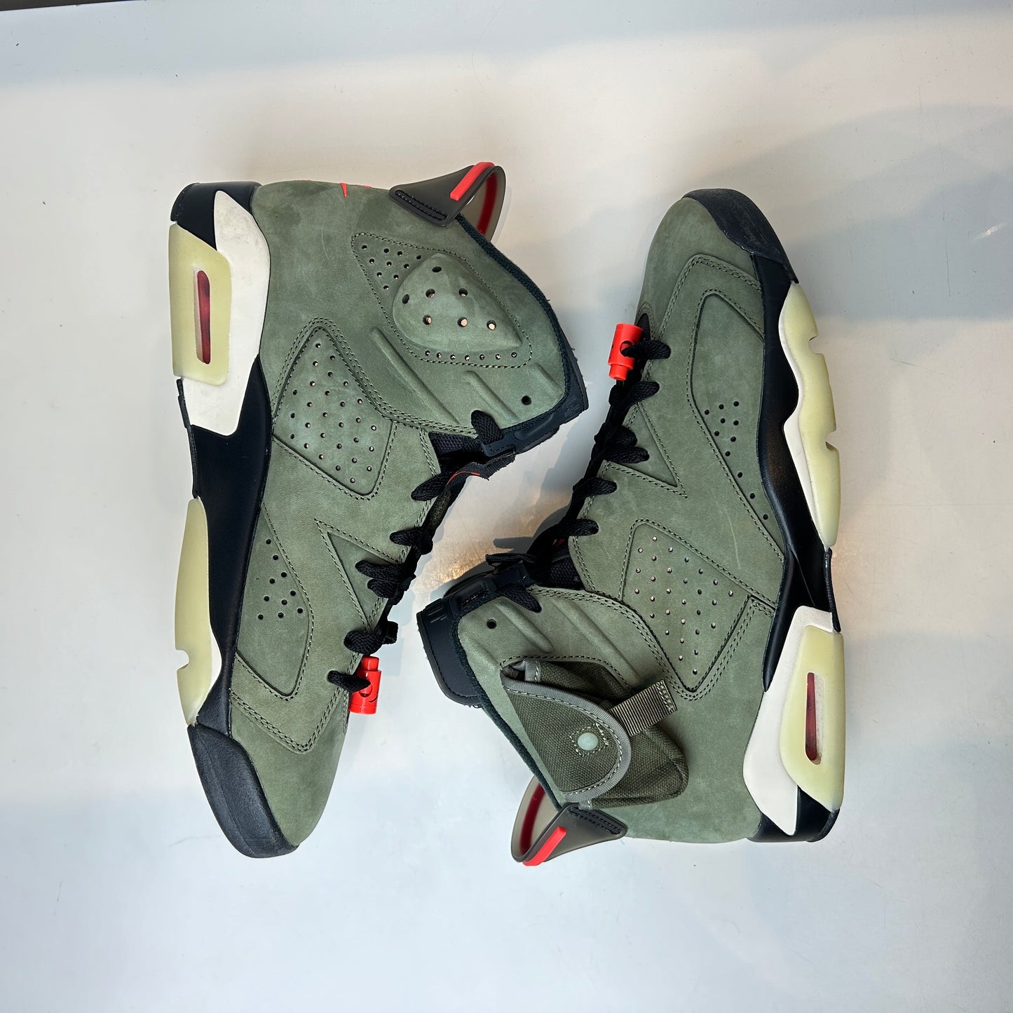 CN1084 200 Jordan 6 Retro Travis Scott [USED] - 11 M (Used)