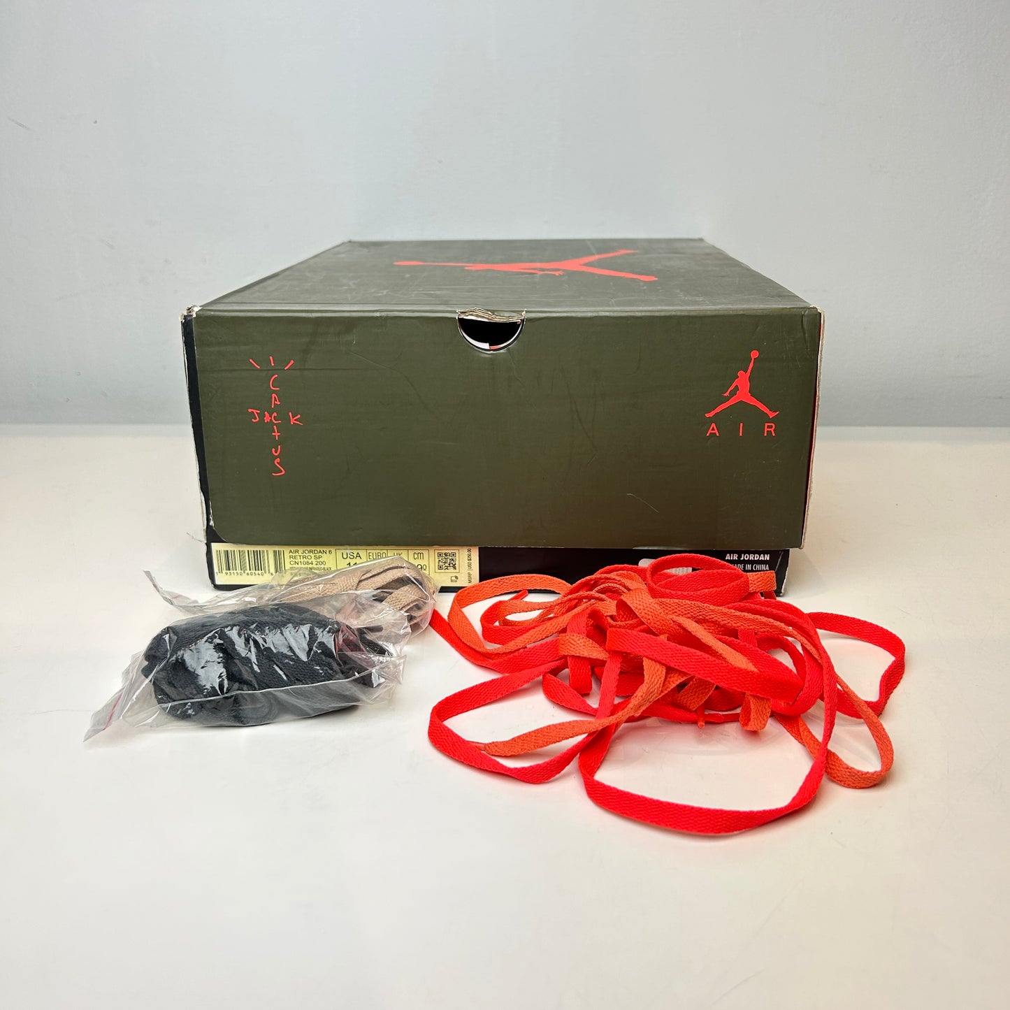 CN1084 200 Jordan 6 Retro Travis Scott [USED] - 11 M (Used)