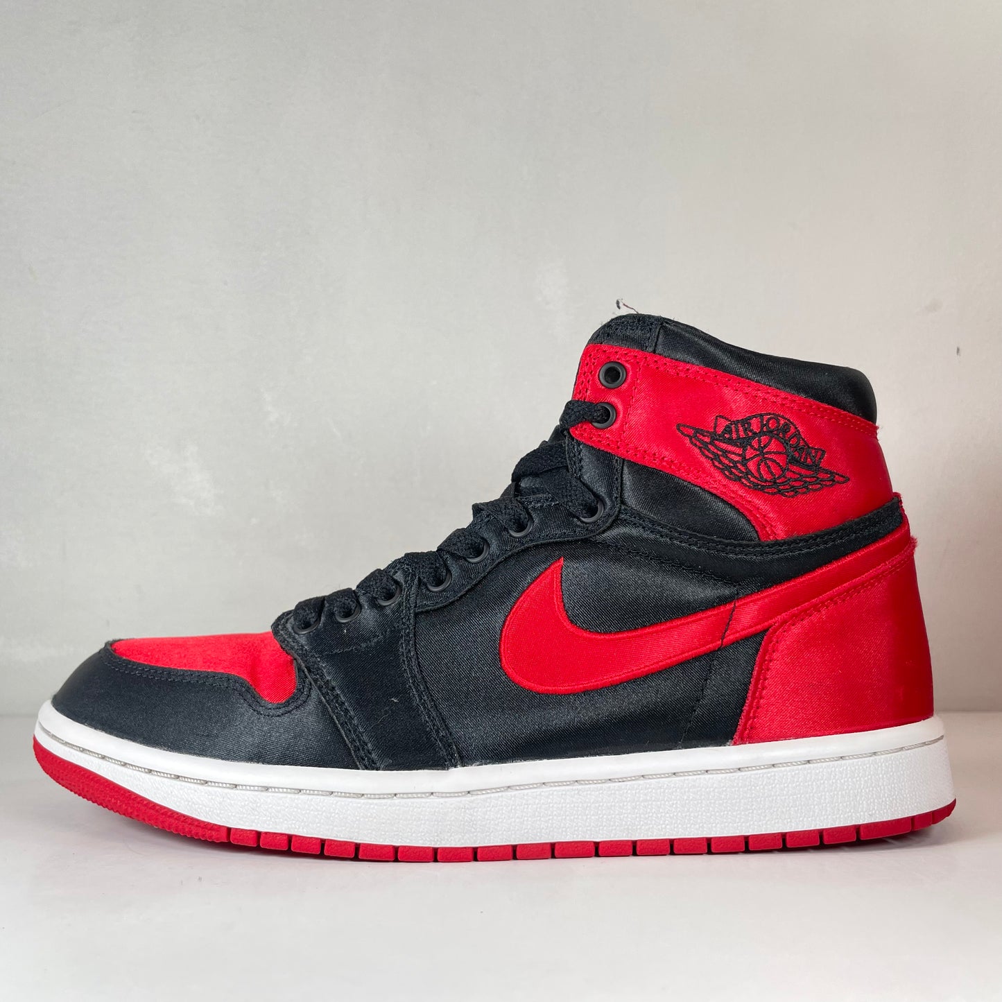 FD4810 061 Jordan 1 Retro High OG Satin Bred [USED] - 9.5 W (Used)