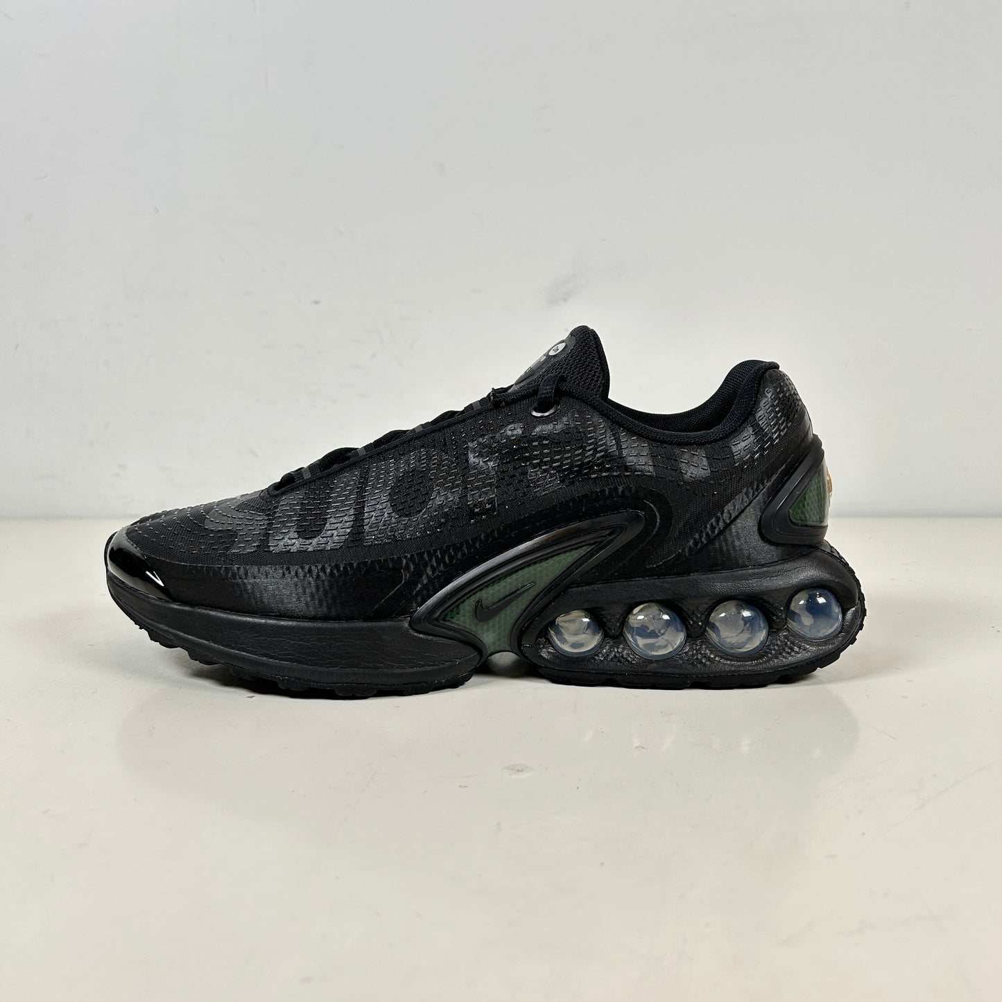 FZ4044 001 Nike Air Max DN Supreme Black [USED] - 9 M (Used)