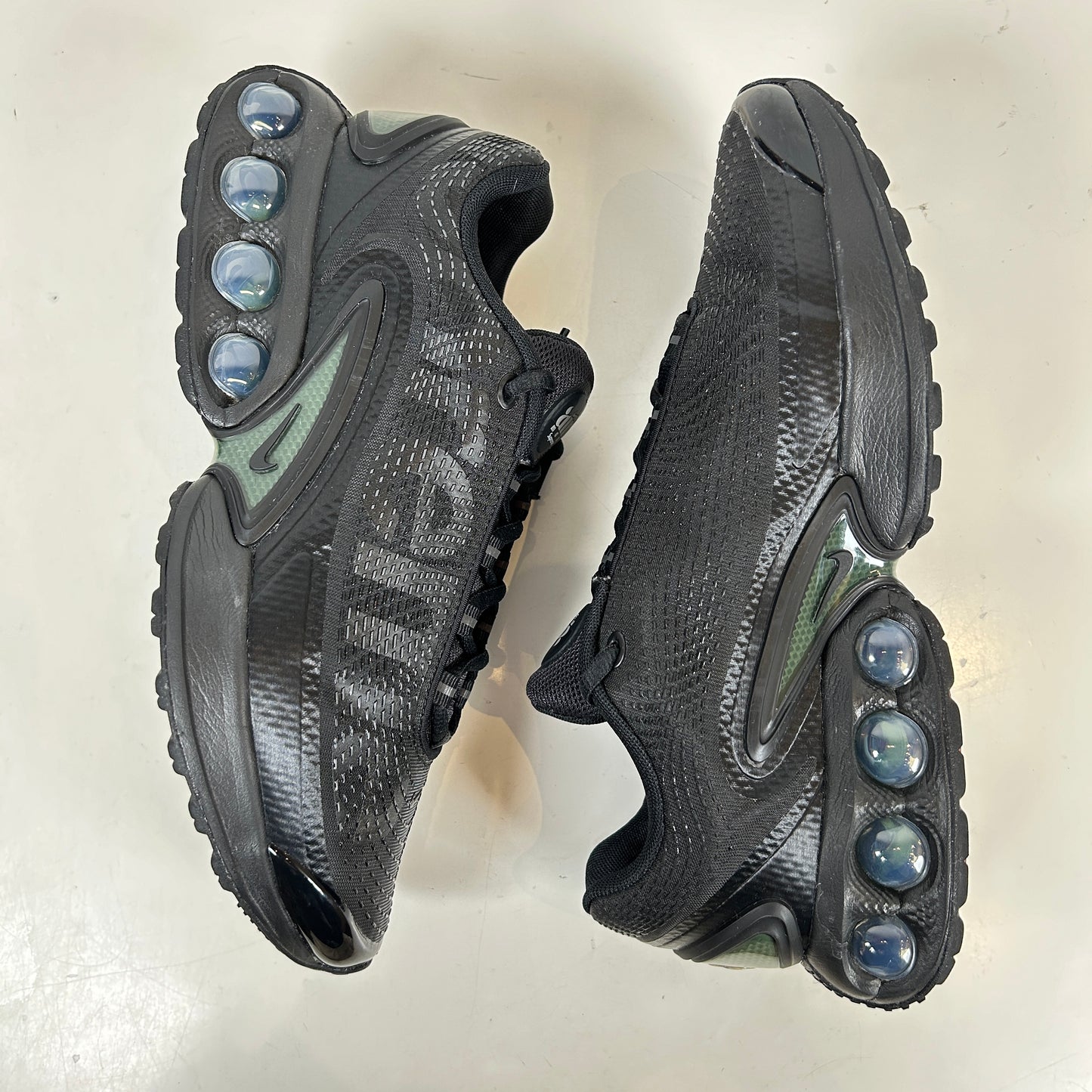 FZ4044 001 Nike Air Max DN Supreme Black [USED] - 9 M (Used)