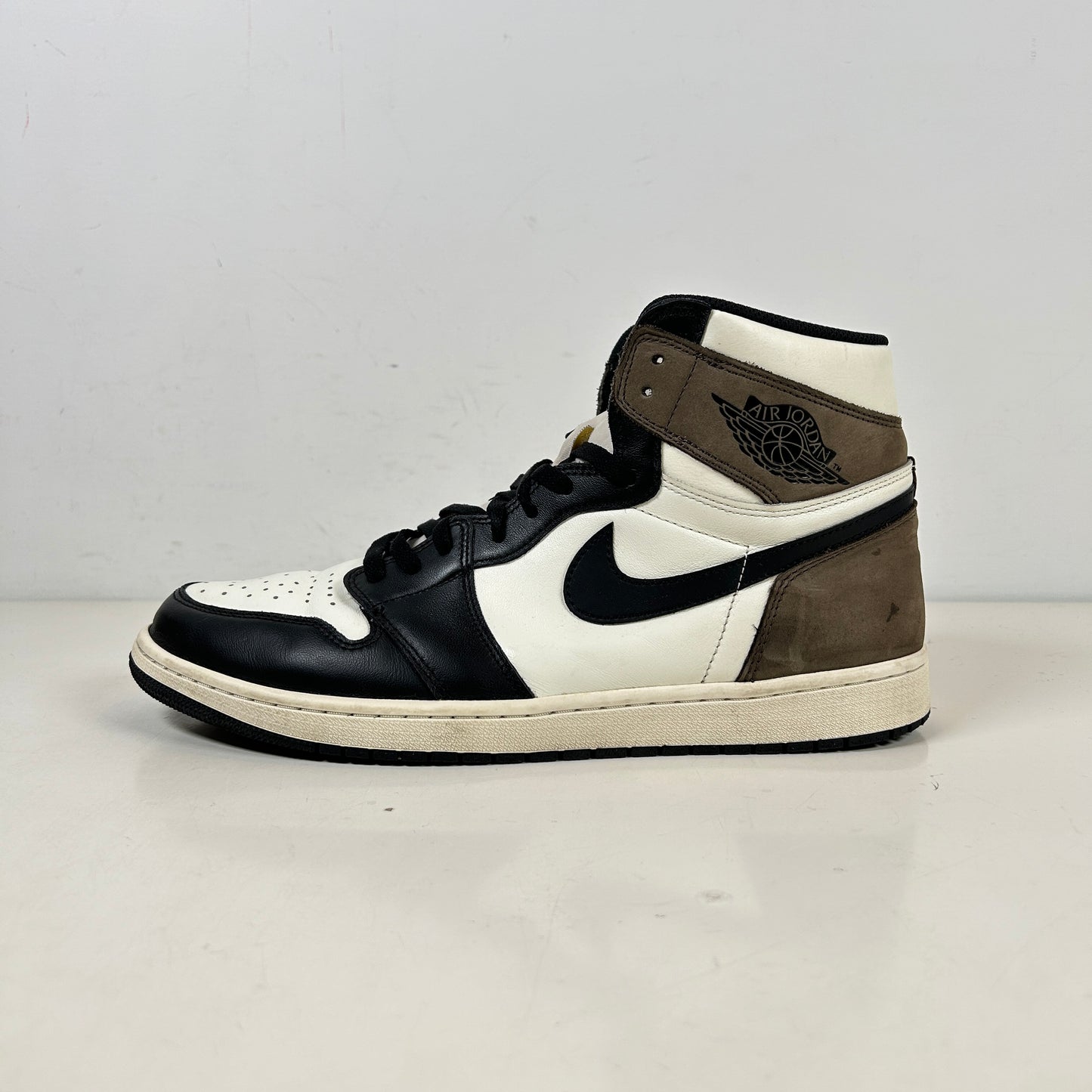 555088 105 Jordan 1 Mocha [USED] - 14 M (Used)