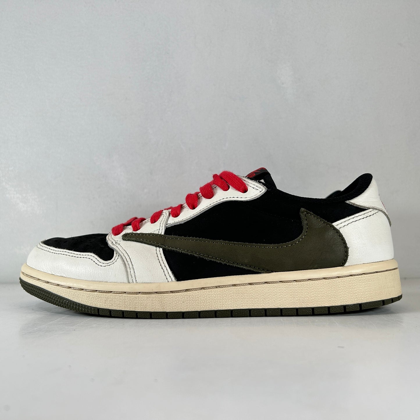 DZ4137 106 Jordan 1 Retro Low OG SP Travis Scott Olive (W) [USED] - 8.5 W (Used)