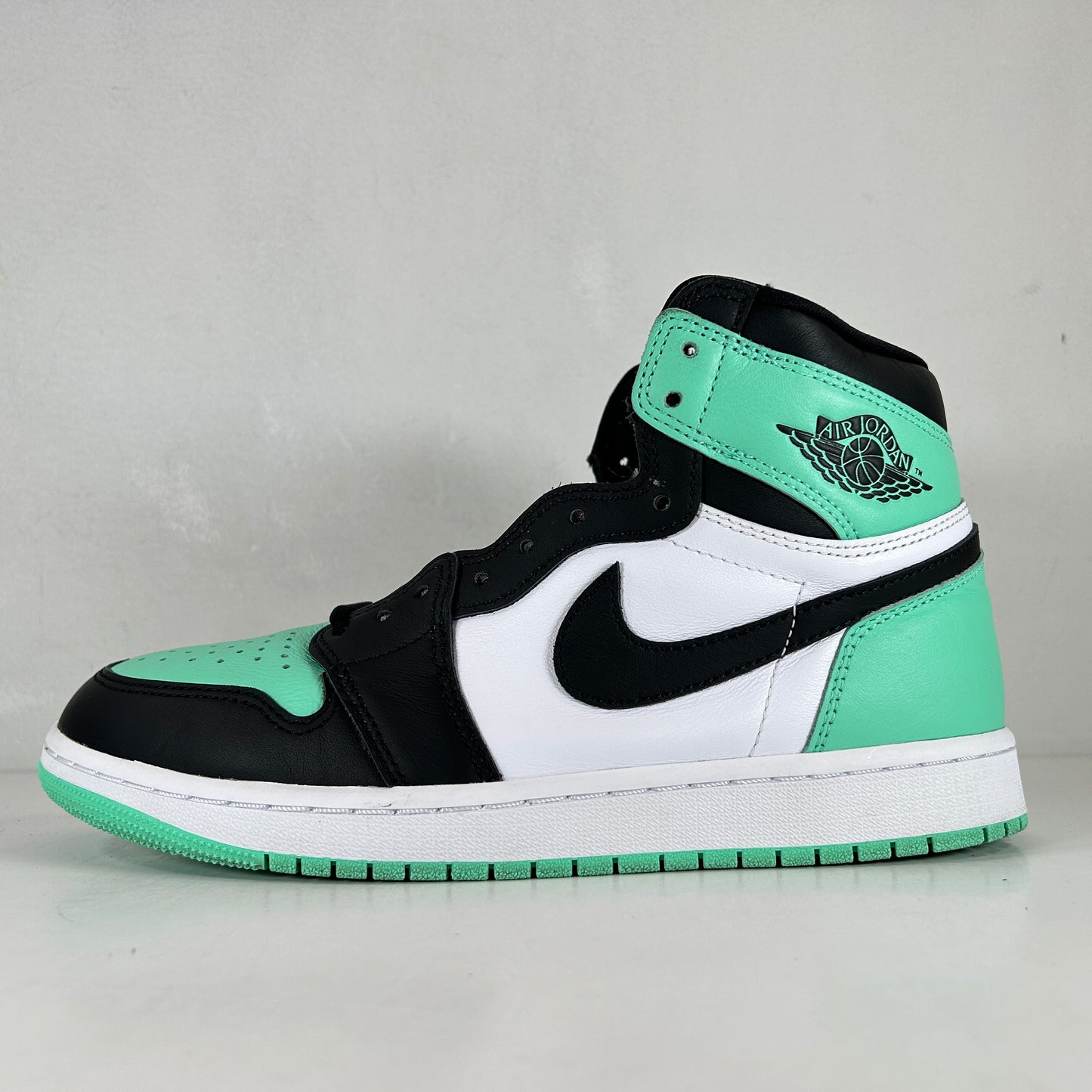 DZ5485 130 Jordan 1 Retro High OG Green Glow [USED] - 9 M (Used)