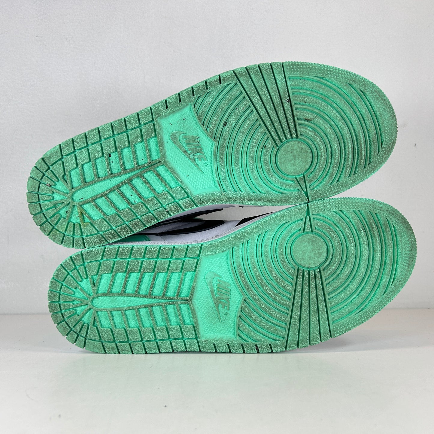 DZ5485 130 Jordan 1 Retro High OG Green Glow [USED] - 9 M (Used)