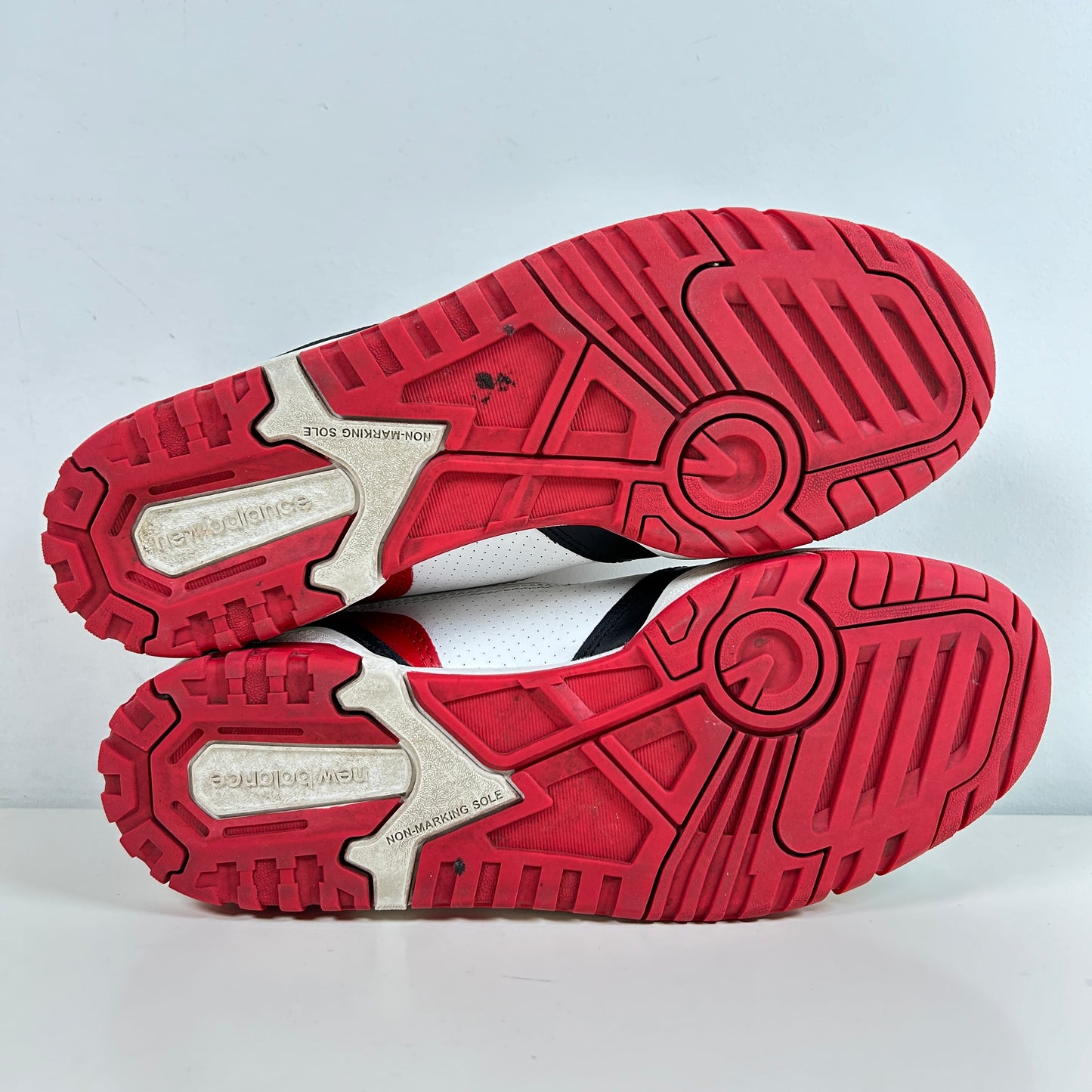 BB550HR1 New Balance 550 White Red Black [USED] - 7.5 M (Used)