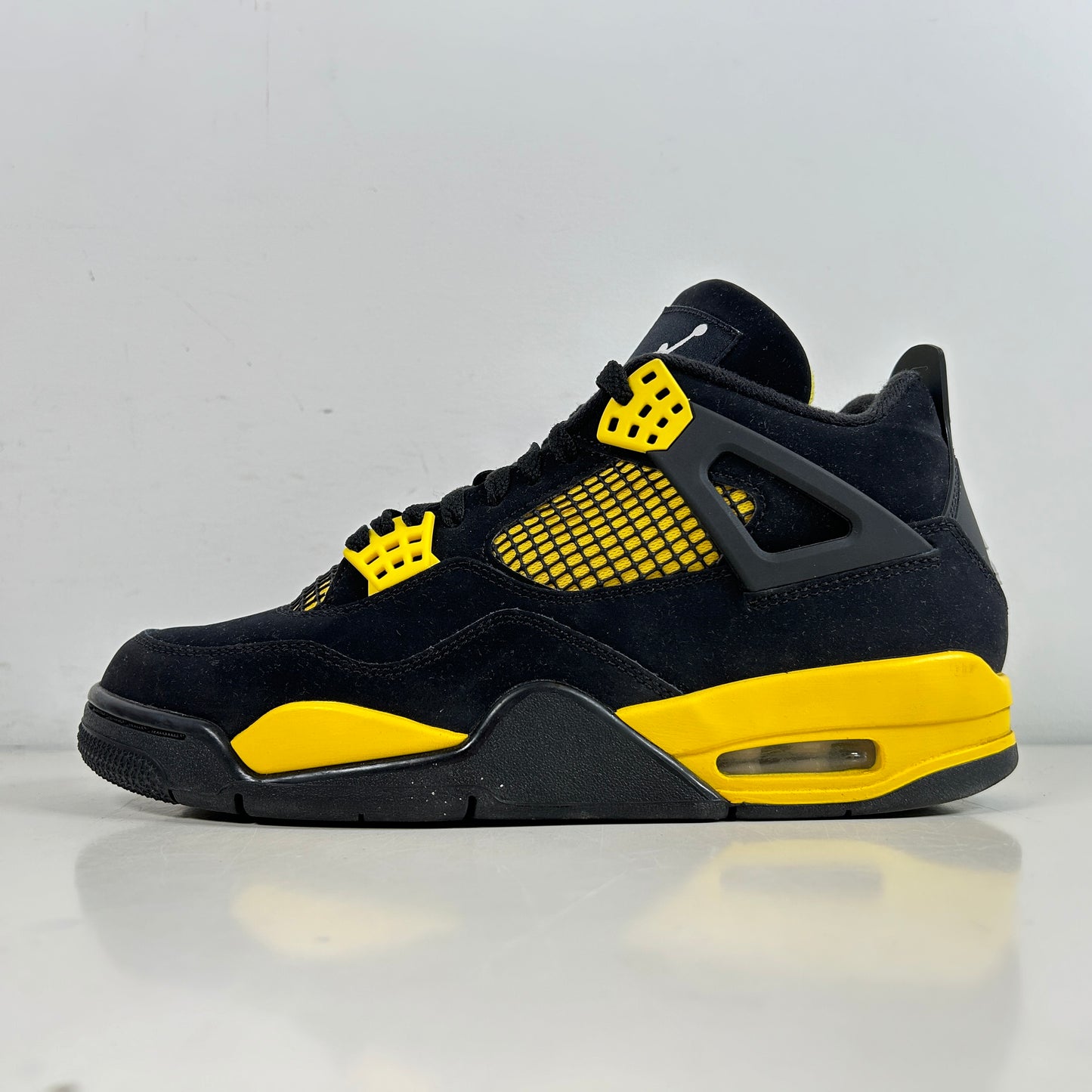 DH6927 017 Jordan 4 Retro Thunder [USED] - 8.5 M (Used)