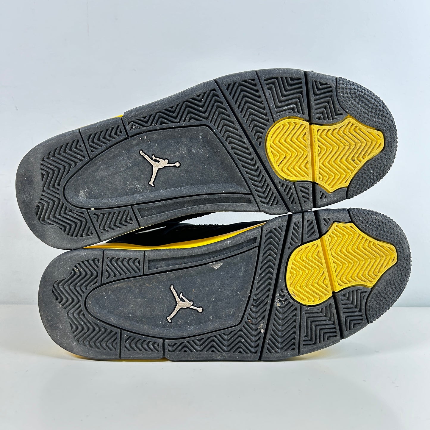 DH6927 017 Jordan 4 Retro Thunder [USED] - 8.5 M (Used)