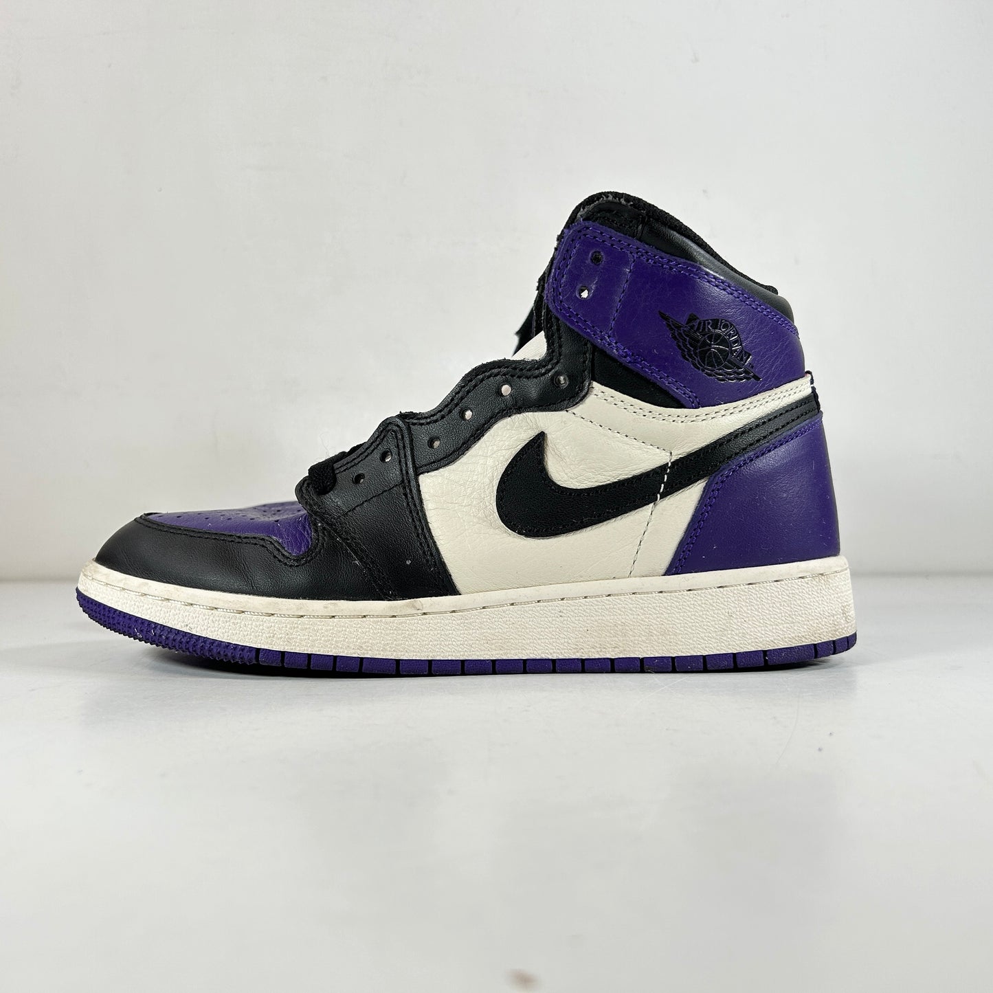 575441 501 Jordan 1 Retro High Court Purple (GS) [USED] - 5.5 Y (Used)