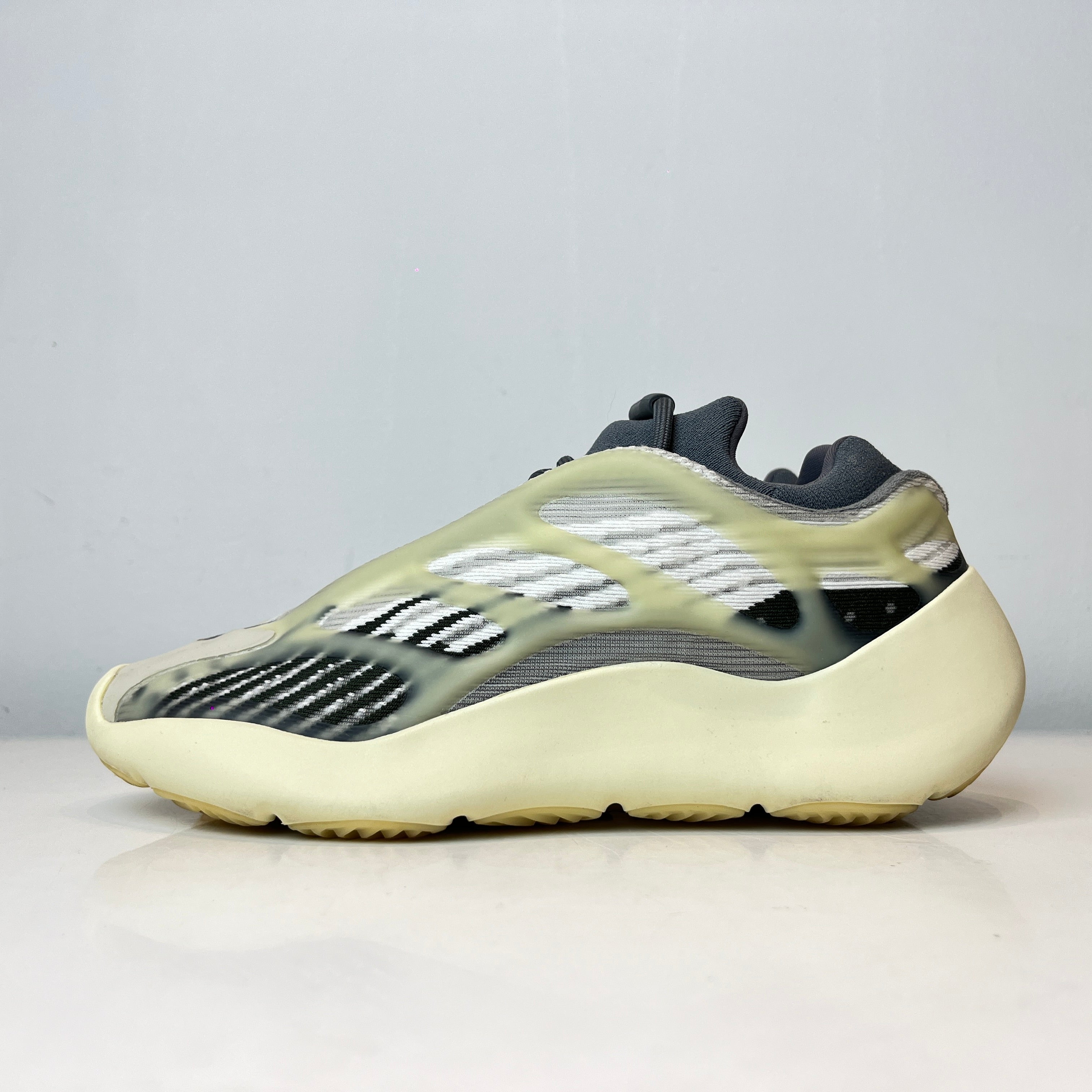ID1674 adidas Yeezy 700 V3 Fade Salt [USED] - 7 M (Used) – DISTRICT ONE NY