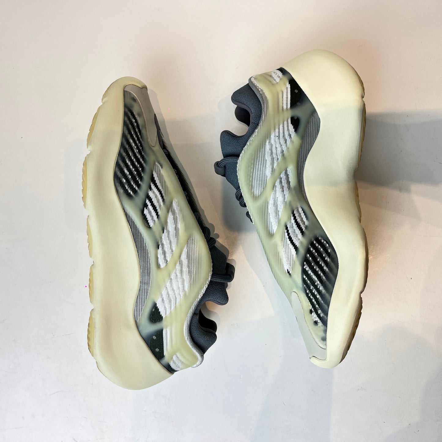 ID1674 adidas Yeezy 700 V3 Fade Salt [USED] - 7 M (Used)