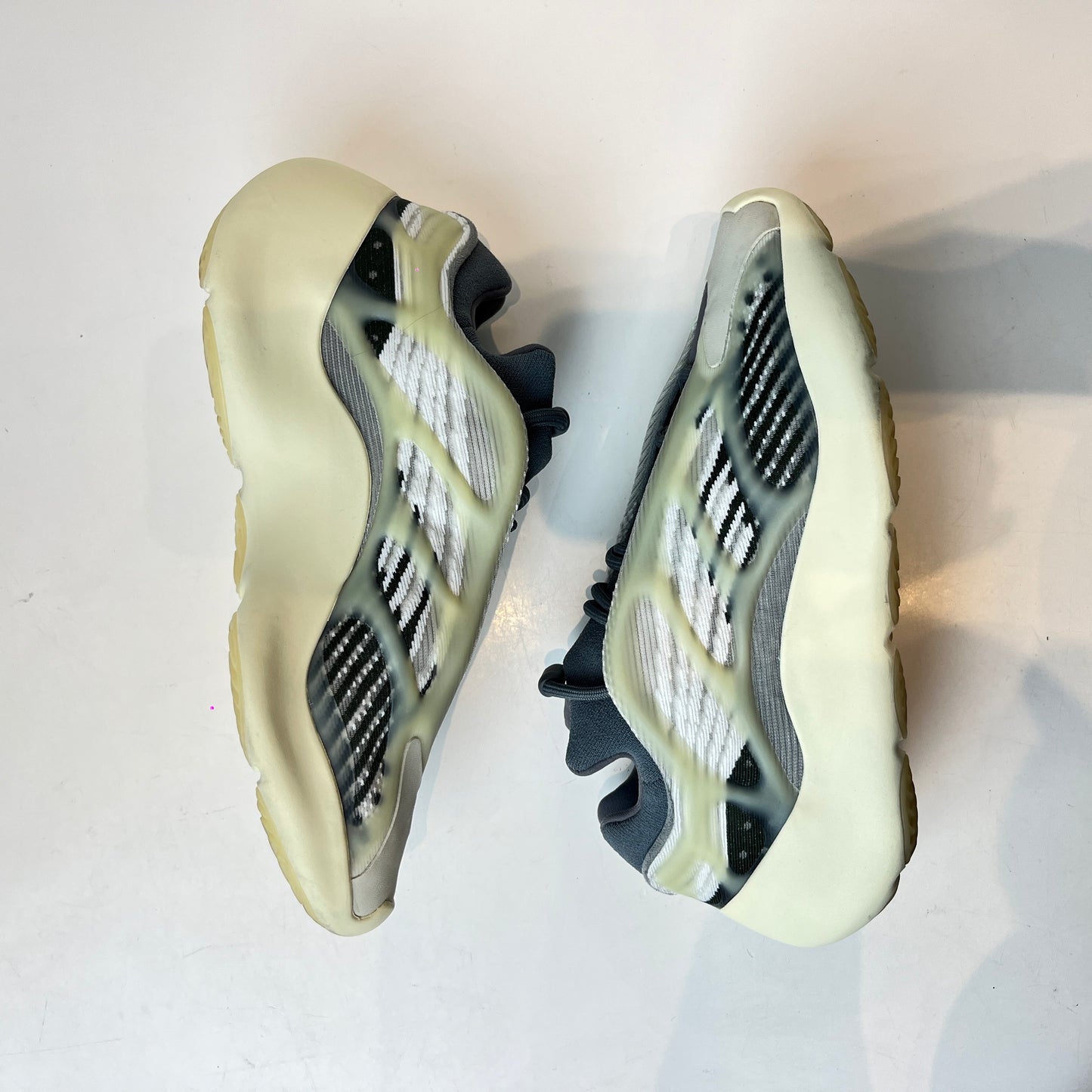 ID1674 adidas Yeezy 700 V3 Fade Salt [USED] - 7 M (Used)