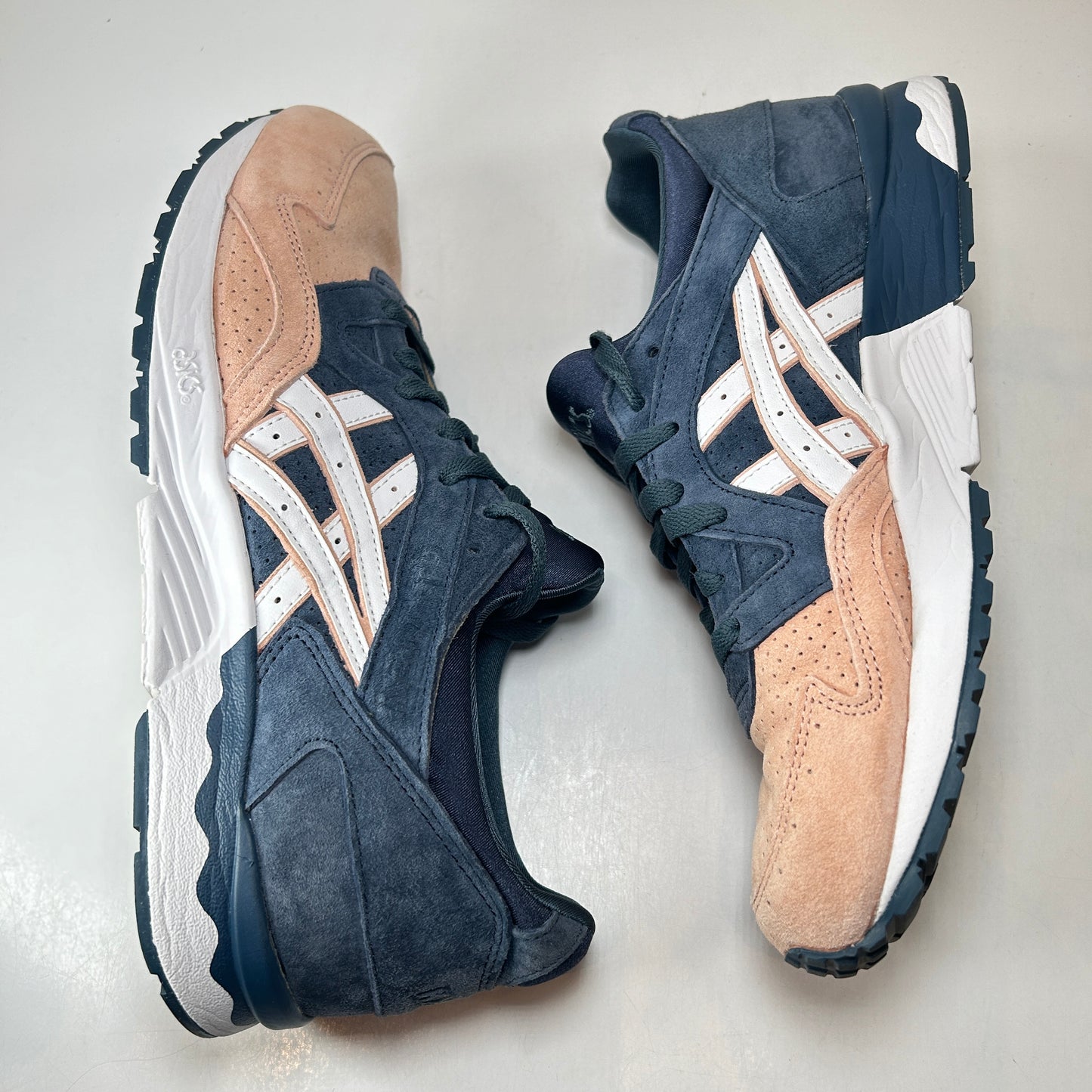 1201A542 700 ASICS Gel-Lyte V Kith Salmon Toe [USED] - 10.5 M (Used)