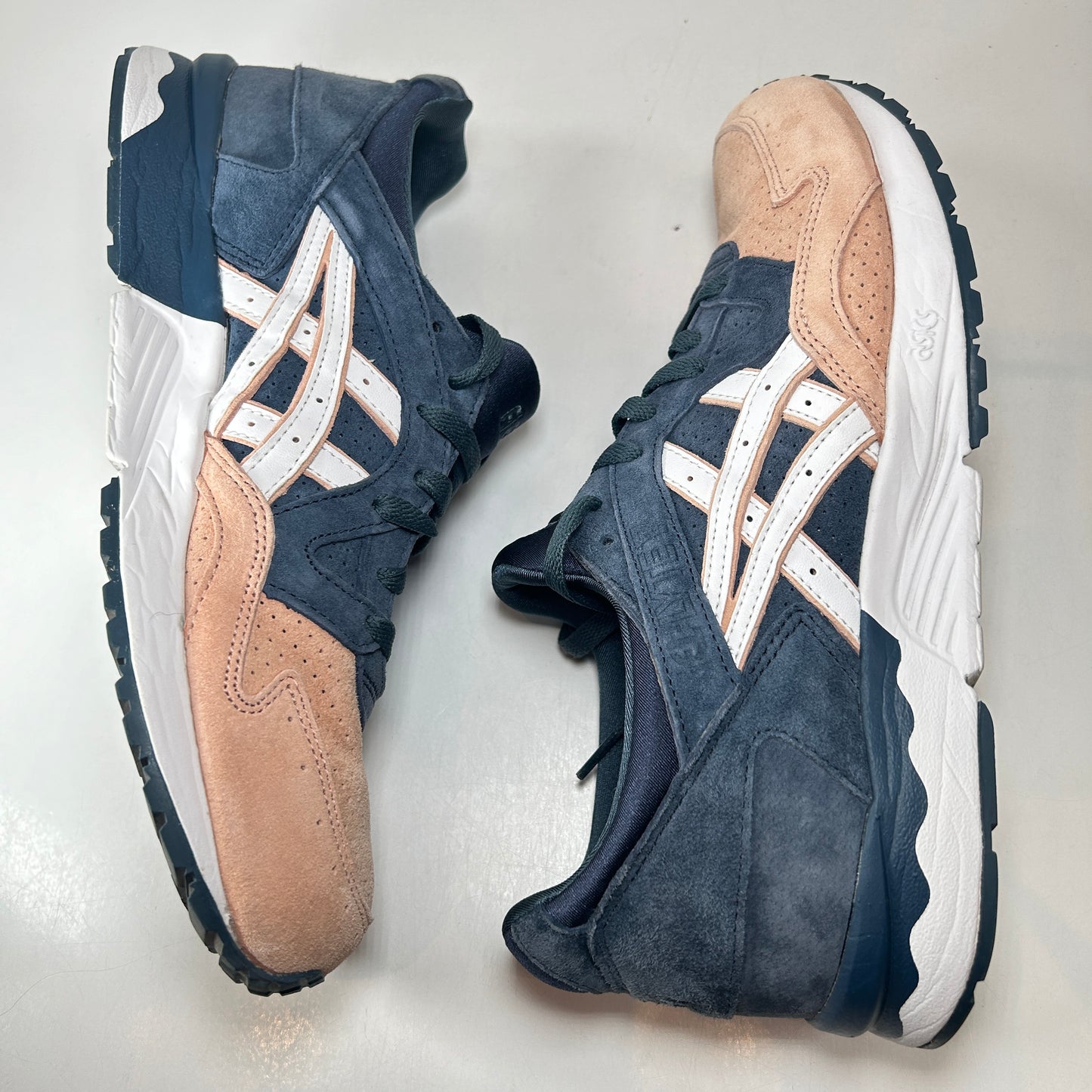 1201A542 700 ASICS Gel-Lyte V Kith Salmon Toe [USED] - 10.5 M (Used)
