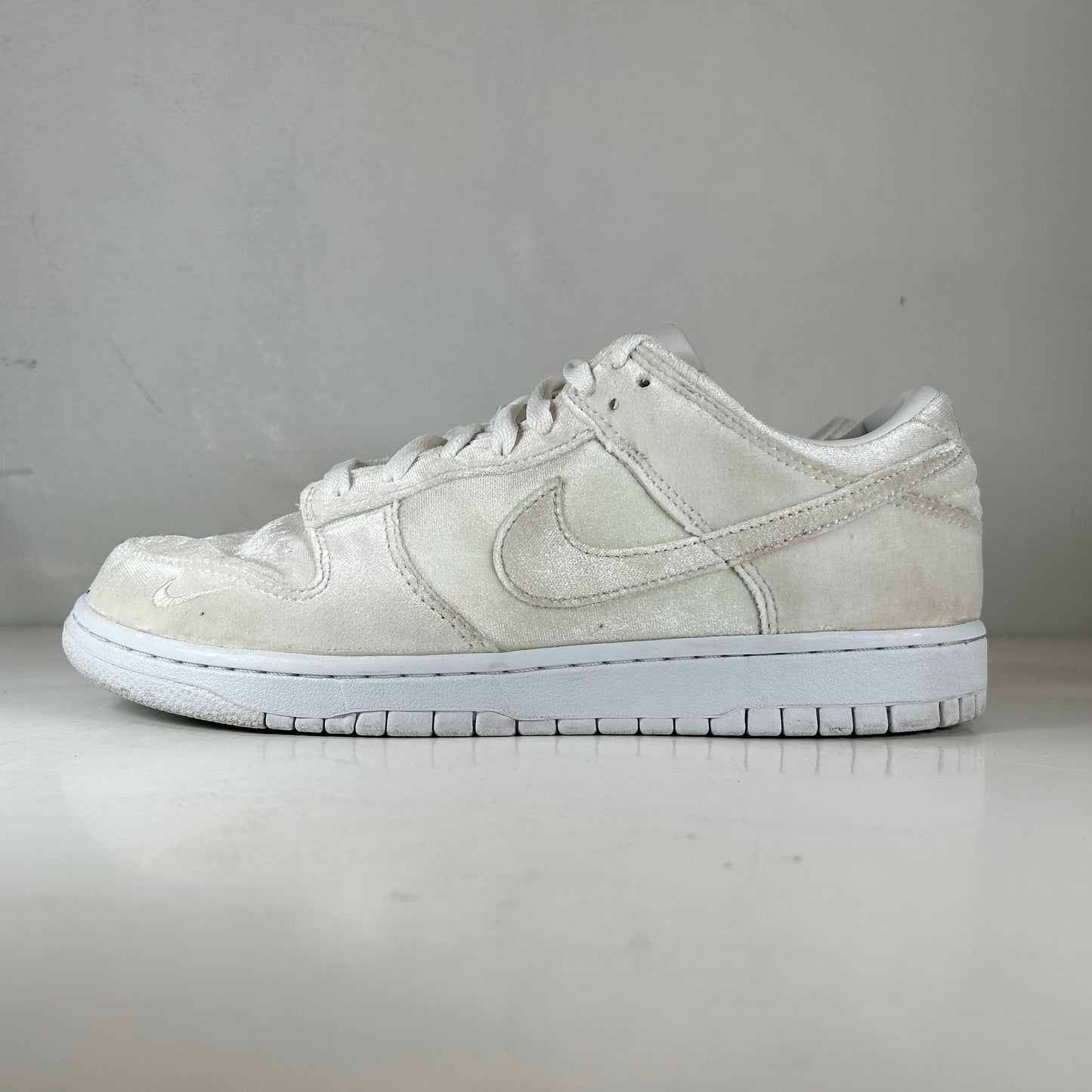 DH2686 100 Nike Dunk Low Dover Street Market Triple White Velvet [USED] - 9.5 M (Used) (Replace Box)