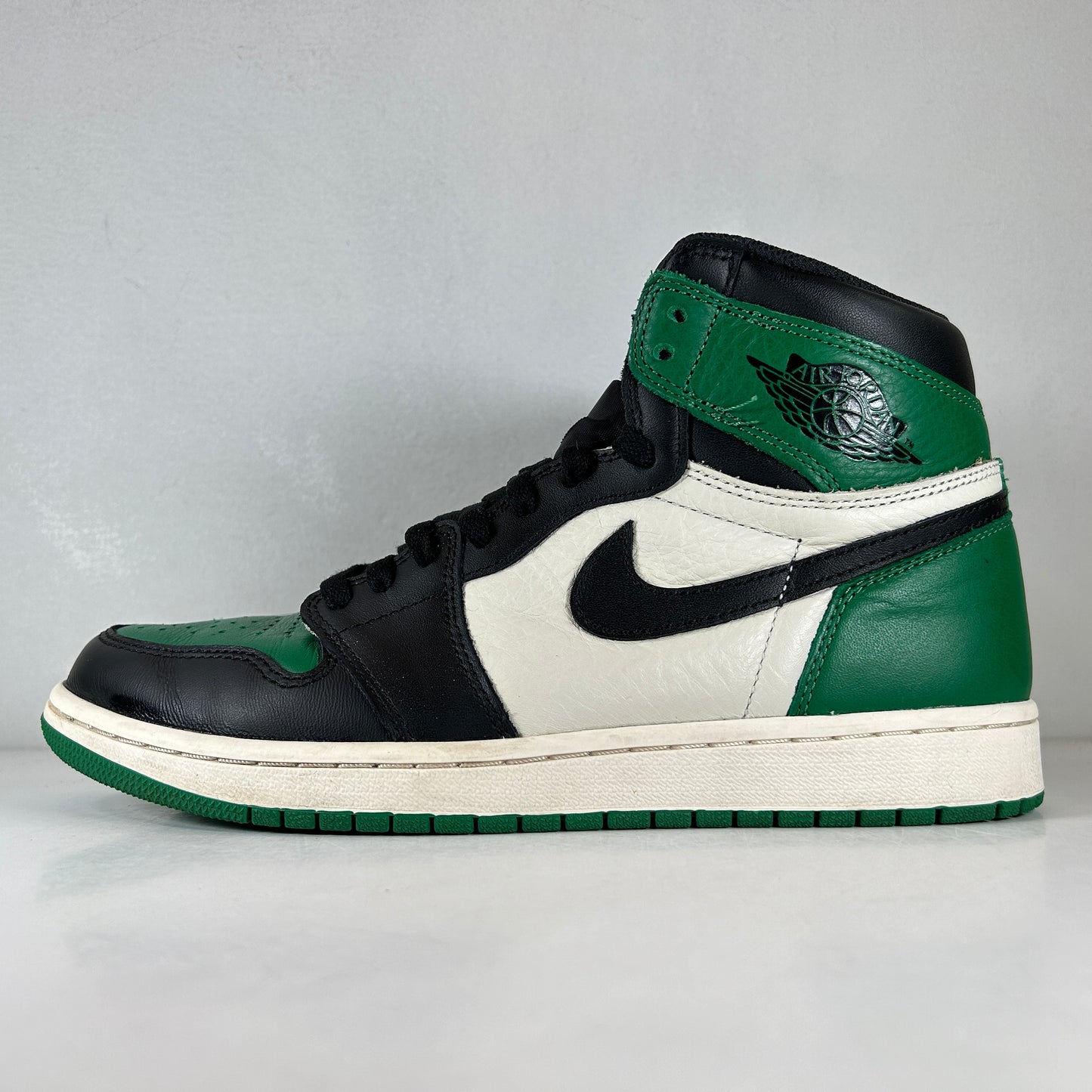 555088 302 Jordan 1 Retro High Pine Green [USED] - 9.5 M (Used)