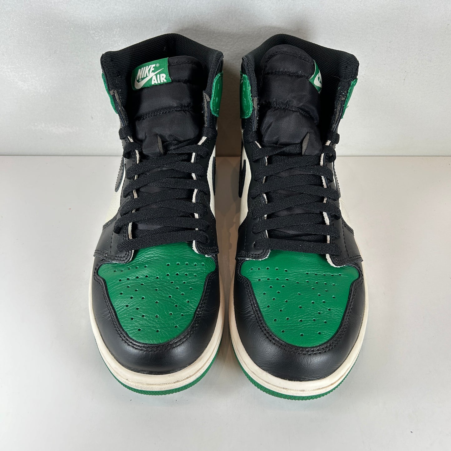 555088 302 Jordan 1 Retro High Pine Green [USED] - 9.5 M (Used)