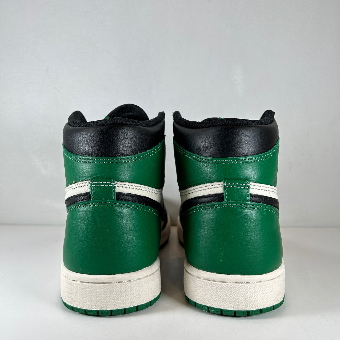555088 302 Jordan 1 Retro High Pine Green [USED] - 9.5 M (Used)
