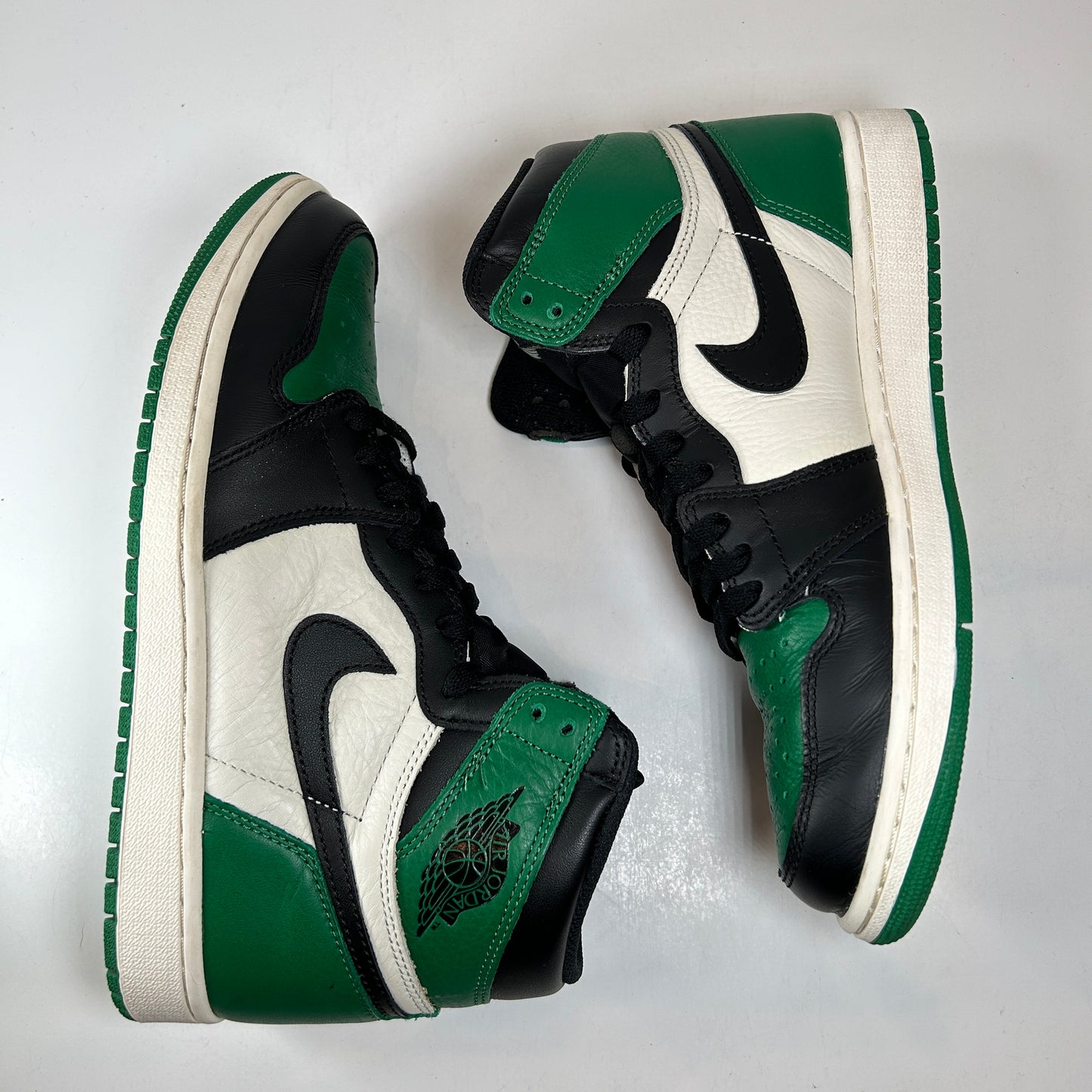 555088 302 Jordan 1 Retro High Pine Green [USED] - 9.5 M (Used)