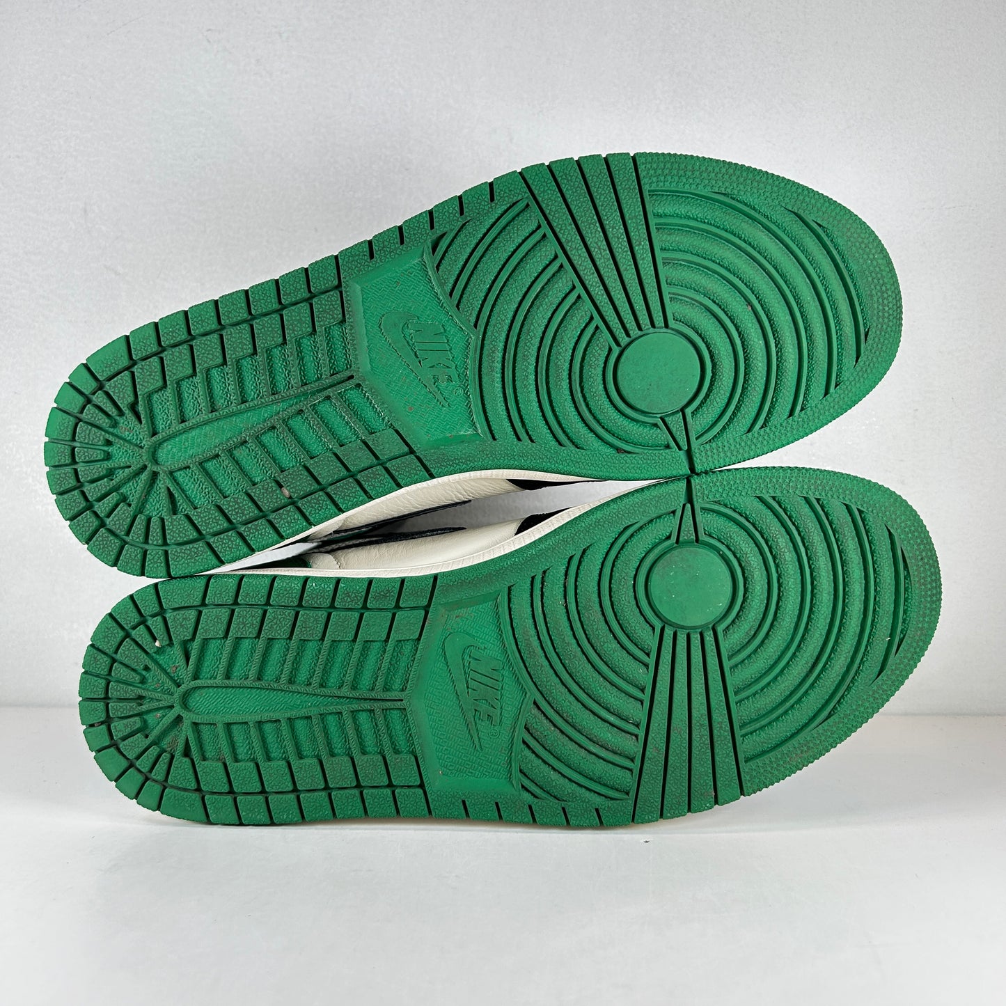 555088 302 Jordan 1 Retro High Pine Green [USED] - 9.5 M (Used)