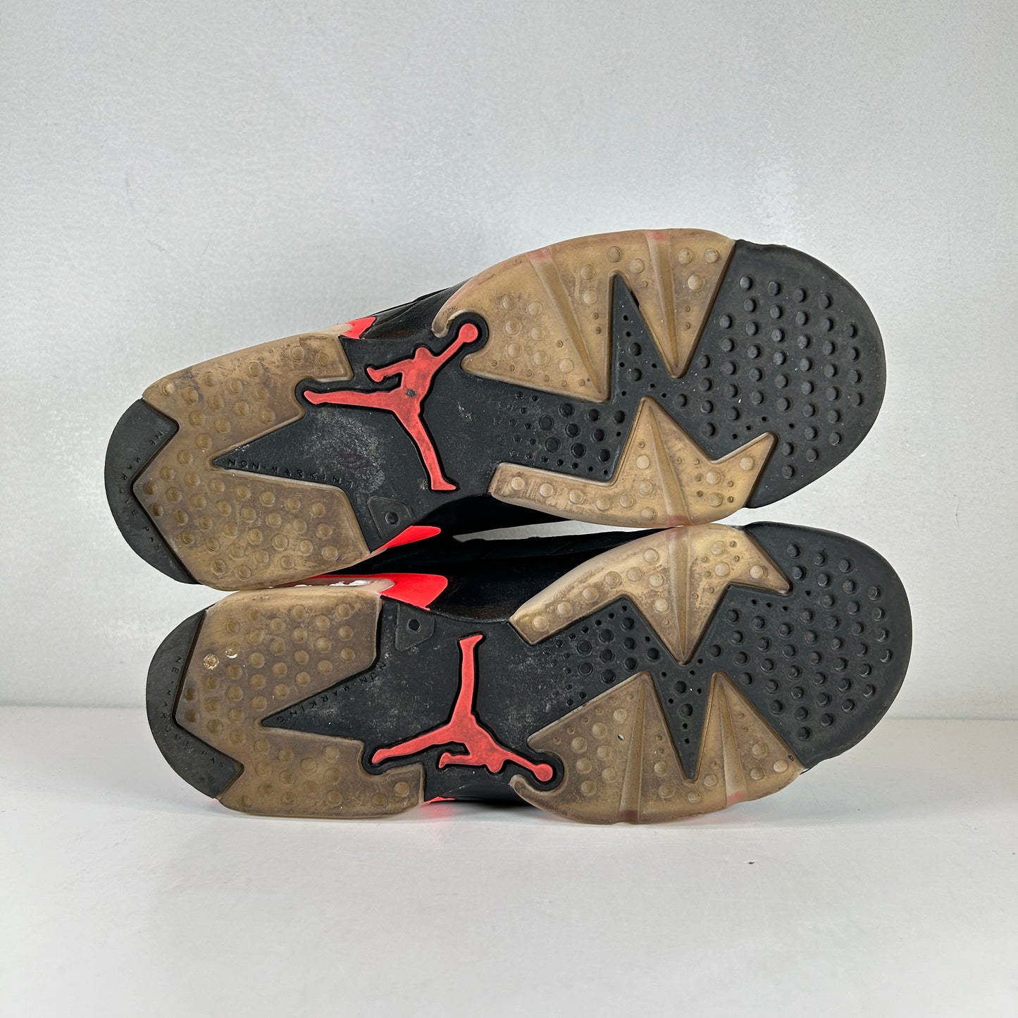 384665 060 Jordan 6 Black Infrared 2019 (GS) - 4.5 Y (Used)