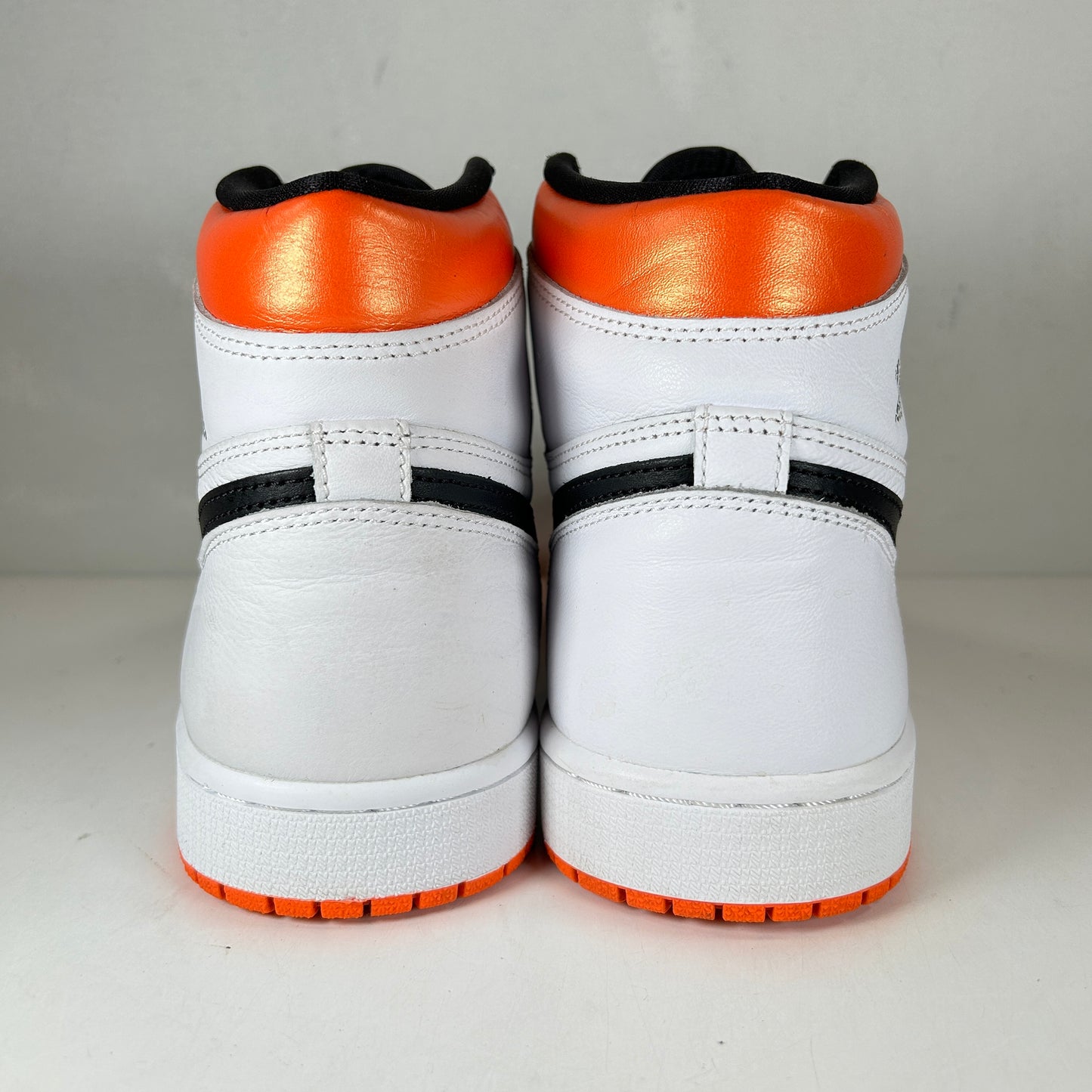 555088 180 Jordan 1 Retro High Electro Orange [USED] - 10 M (Used)